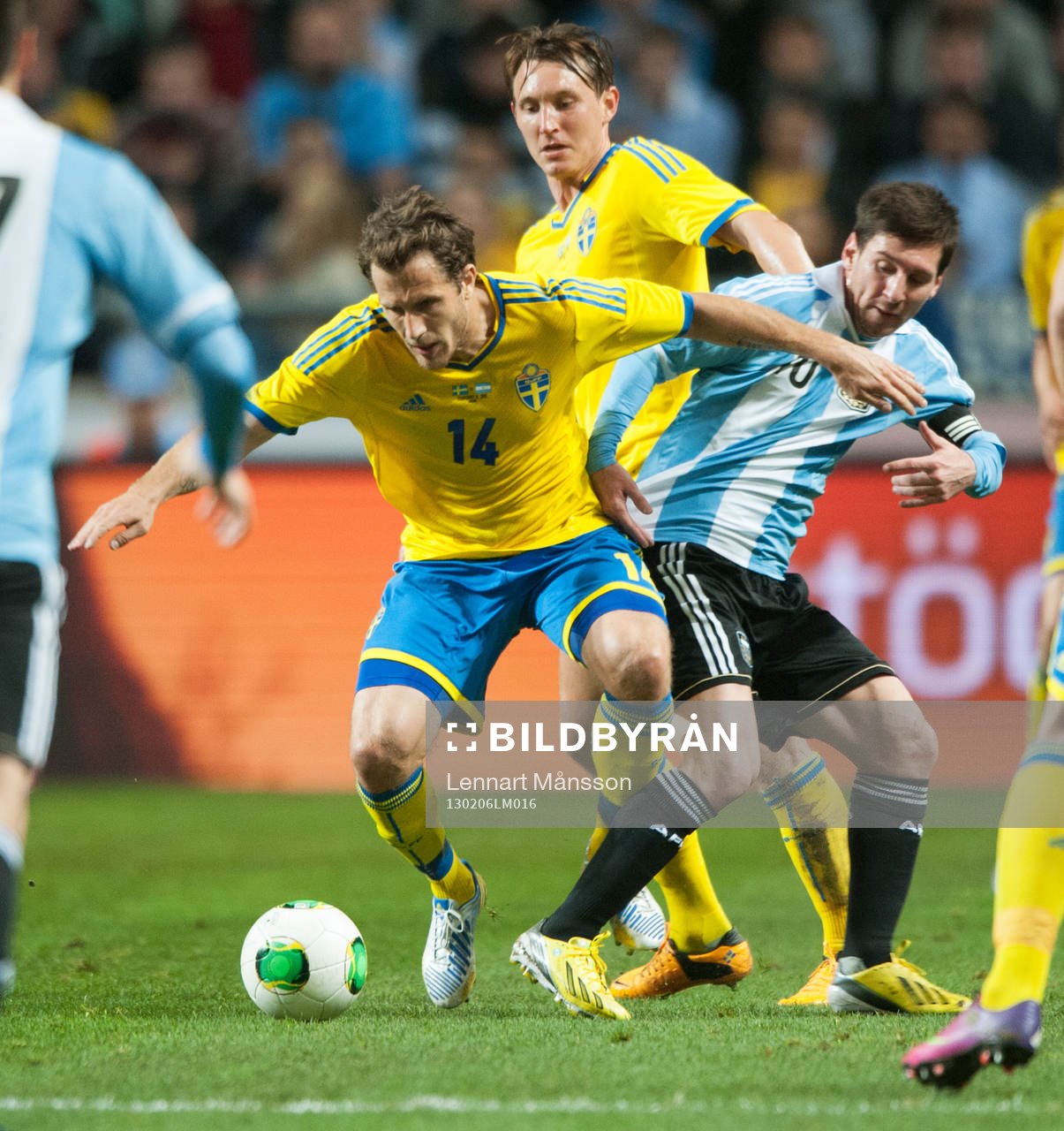 Tobias Hysén, Sverige, tar bollen från Lionel Messi,