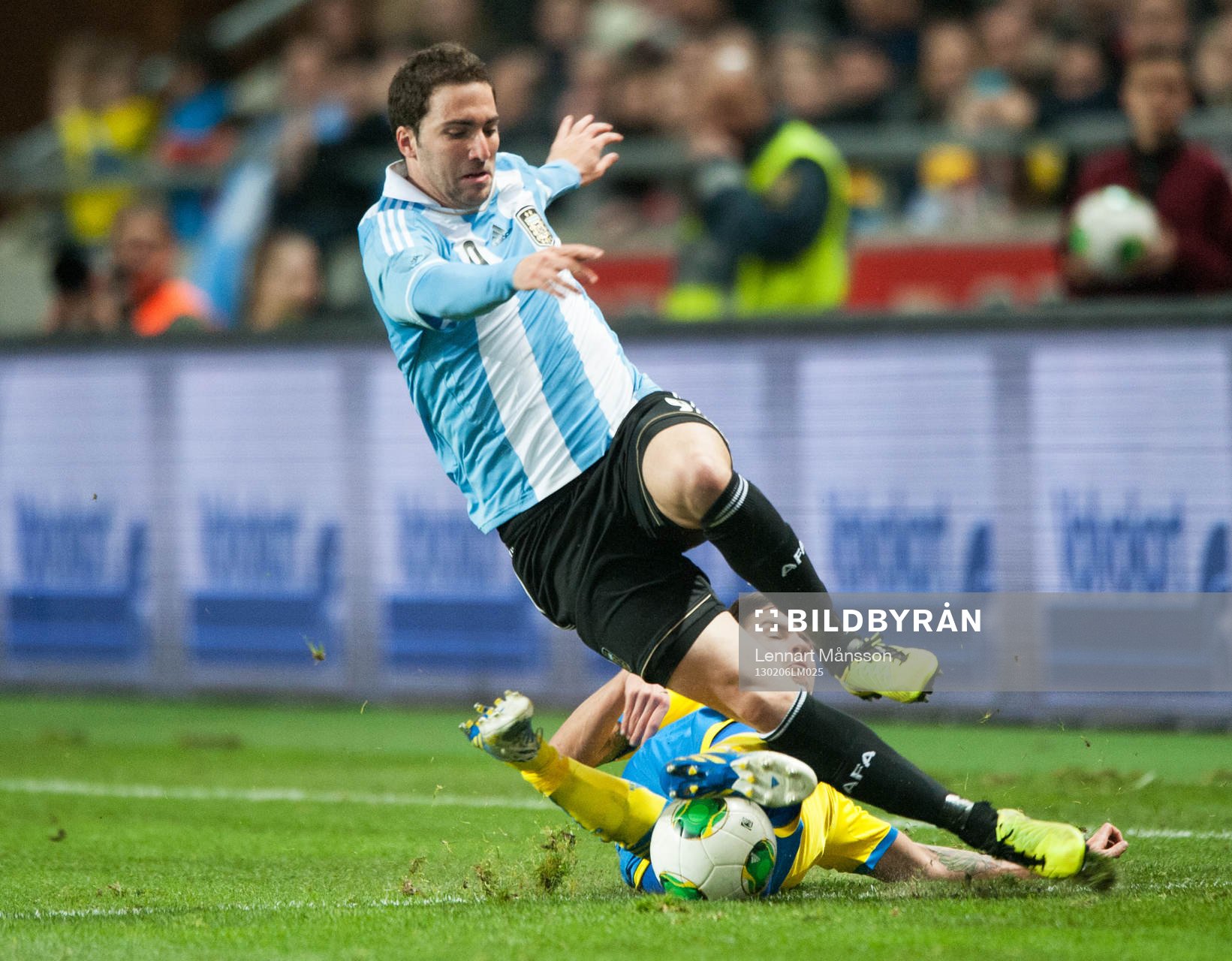 Mikael Lustig, Sverige, kapar Gonzalo Higuain, Argentina