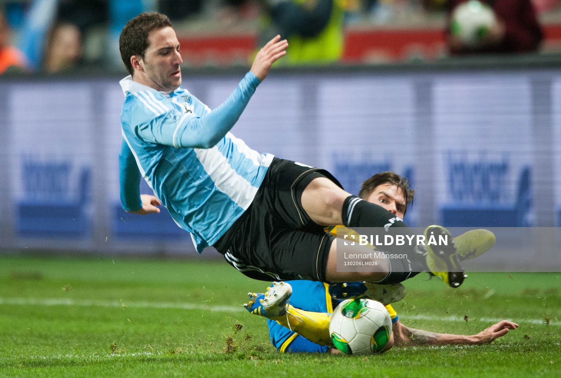 Mikael Lustig, Sverige, kapar Gonzalo Higuain, Argentina