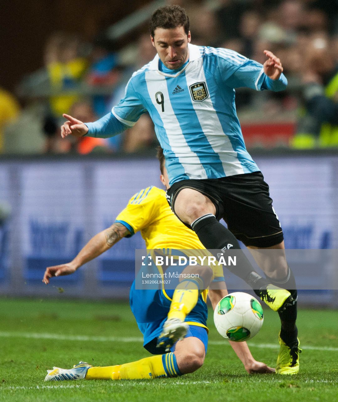Mikael Lustig, Sverige, kapar Gonzalo Higuain, Argentina