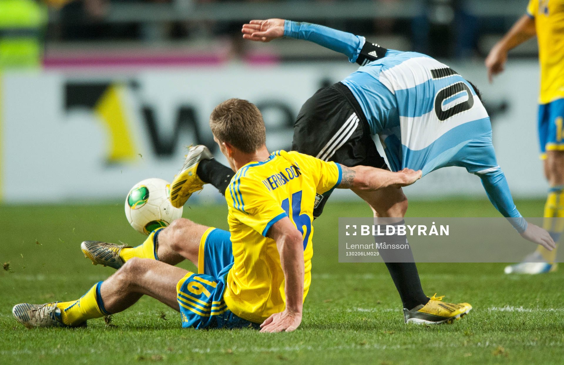 Pontus Wernbloom, Sverige, drar Lionel Messi, Argentina, i
