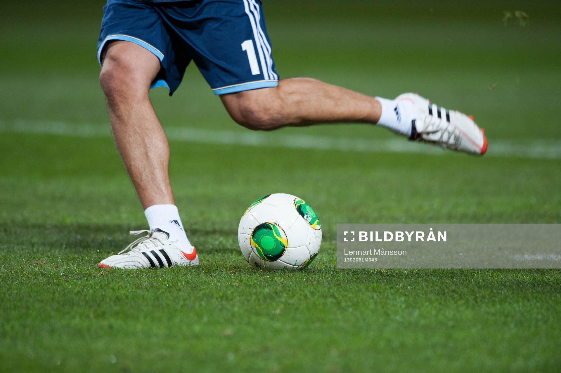 Fotbollar, fotboll, gräs, fotbollsskor, Adidas