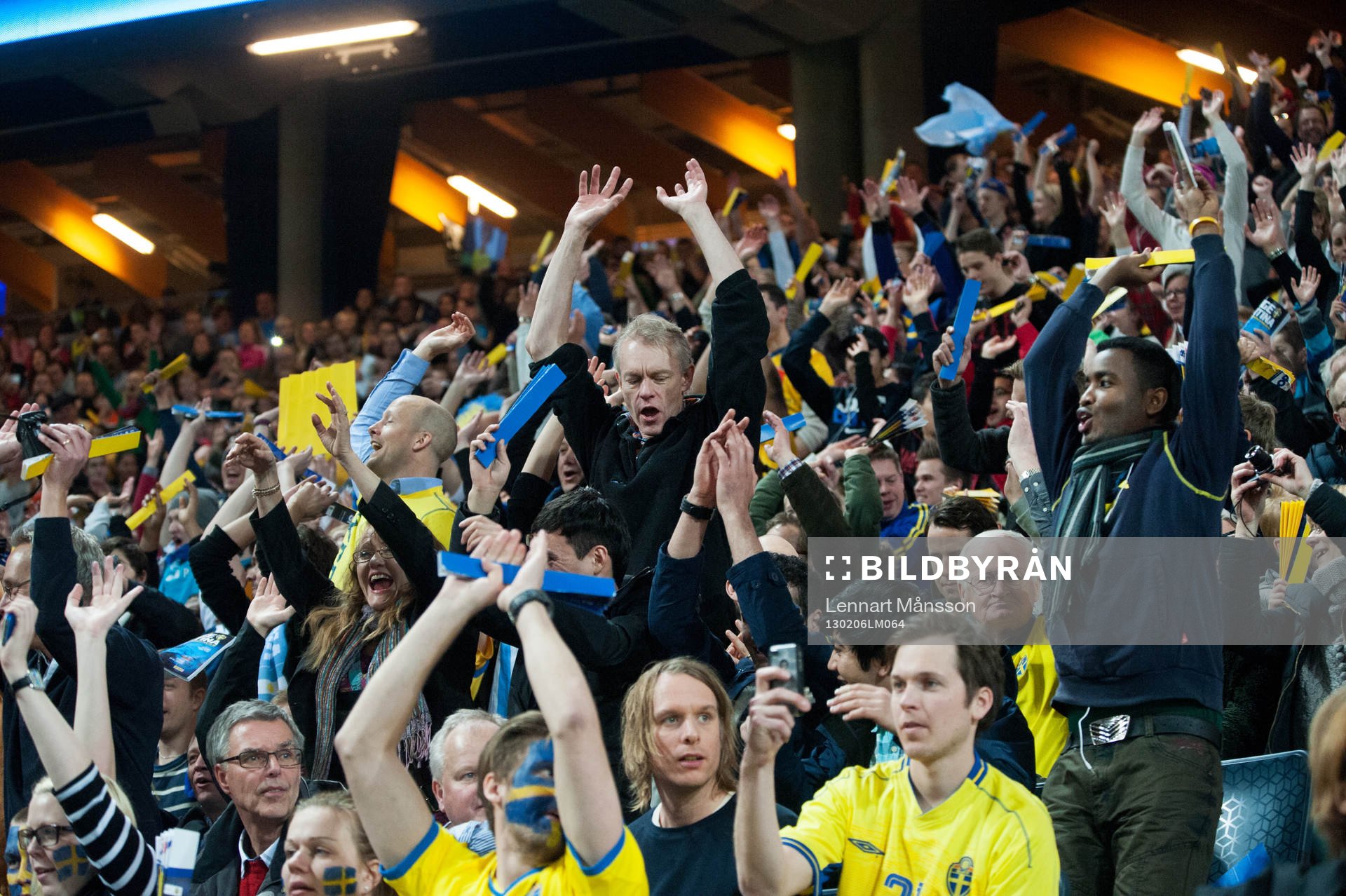 Vågen, publiken Friends arena gör vågen