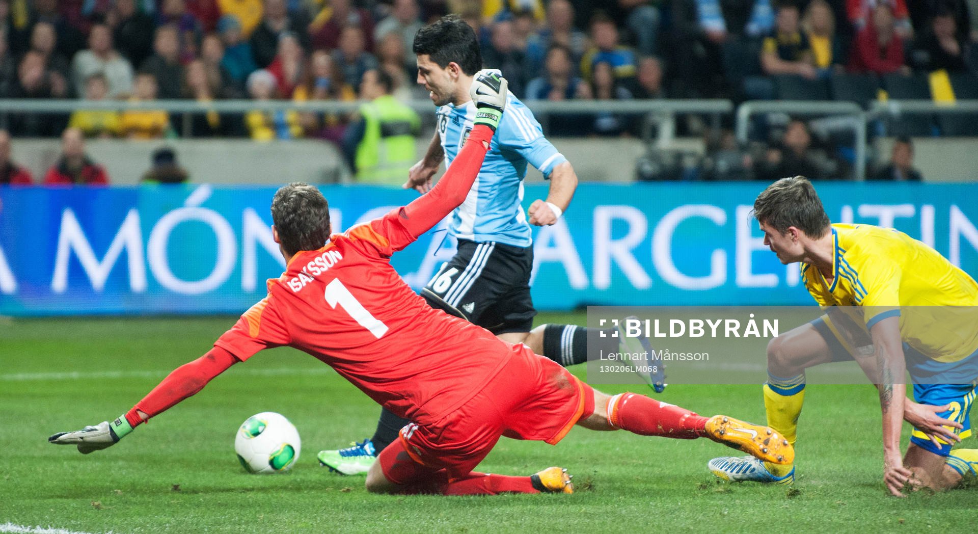 Sergio Agüero, Argentina, rundar Andreas Isaksson,