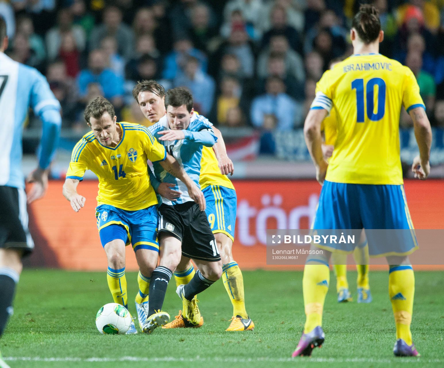 Tobias Hysén, Sverige, tar bollen från Lionel Messi,