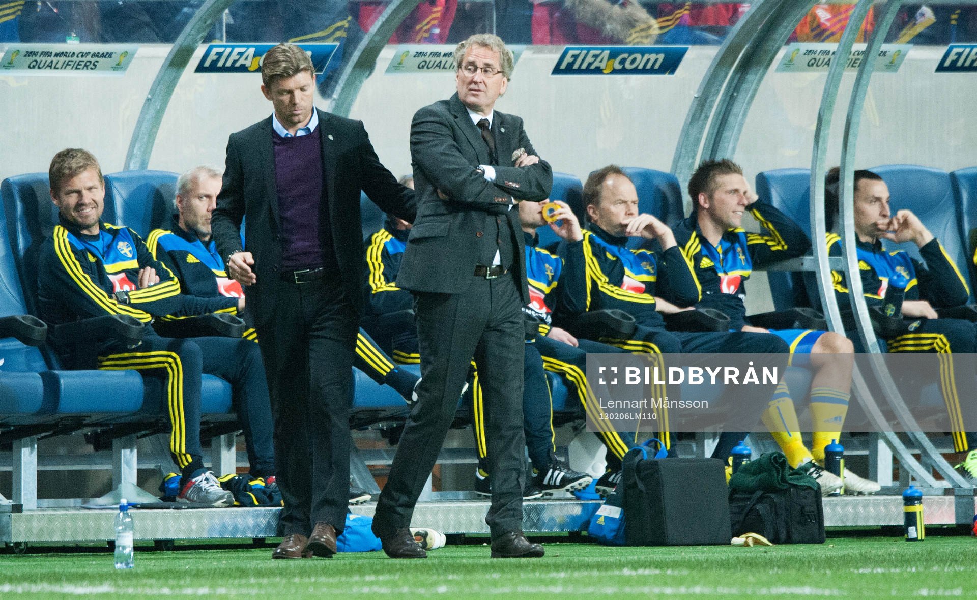 Marcus Allbäck och Erik Hamrén och på bänken längst