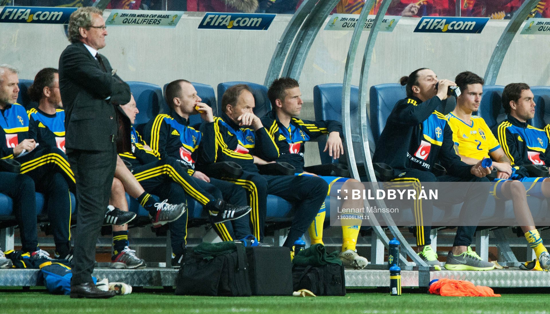 Erik Hamrén, förbundskapten, och på bänken längst till