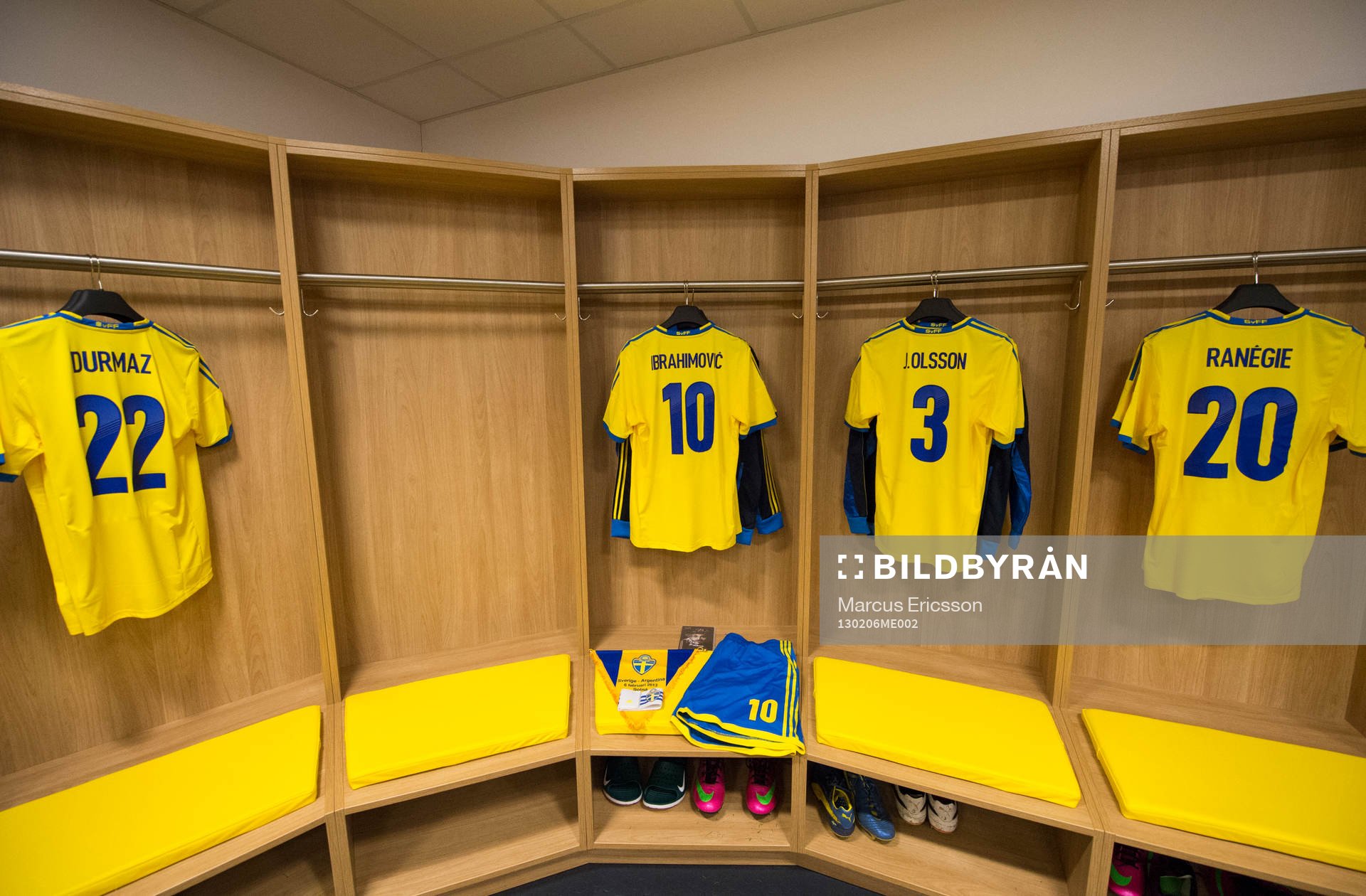Sveriges matchtröjor i omklädningsrummet