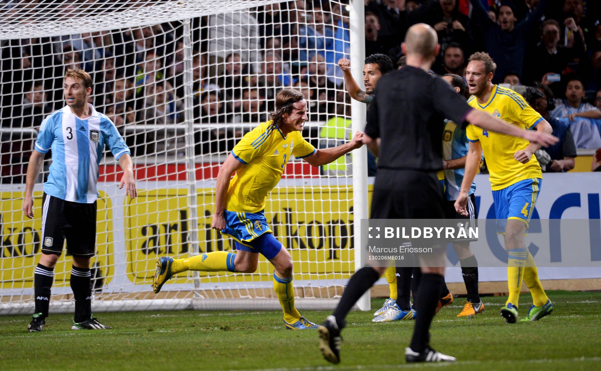 Jonas Olsson,Sverige, gör 1-1 och jublar