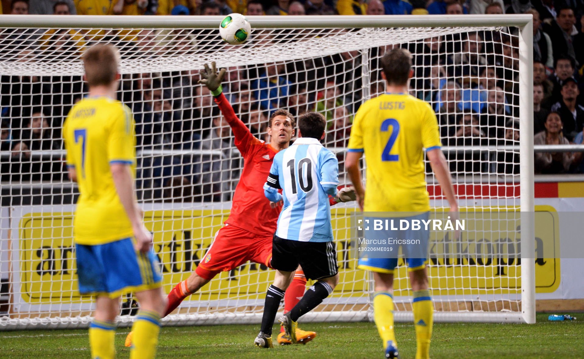 Lionel Messi, Argentina, chippar över Andreas Isaksson,
