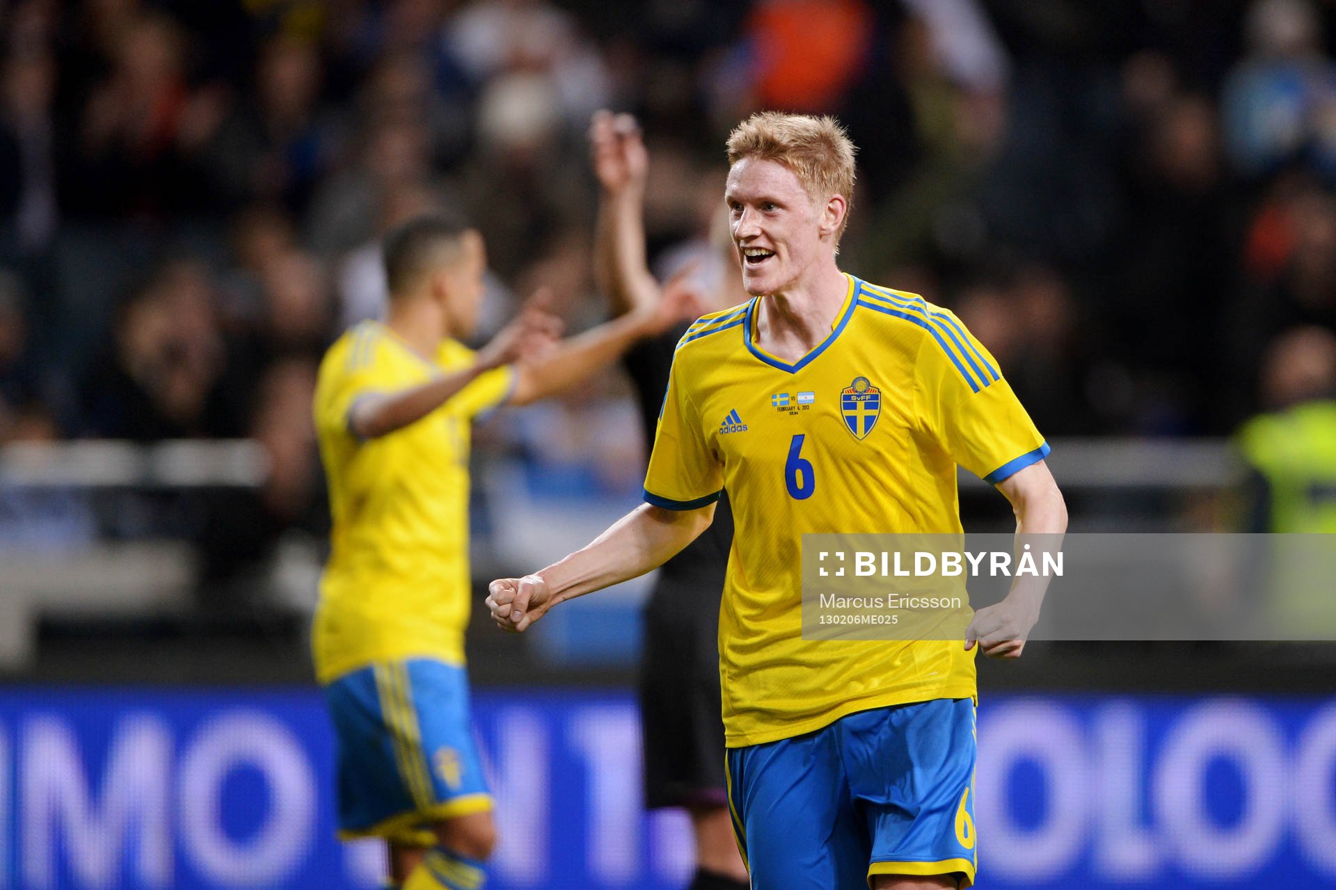 Fotboll, träningslandskamp, Sverige - Argentina: Rasmus Elm, Sverige, jublar efter att ha gjort mål på frispark.