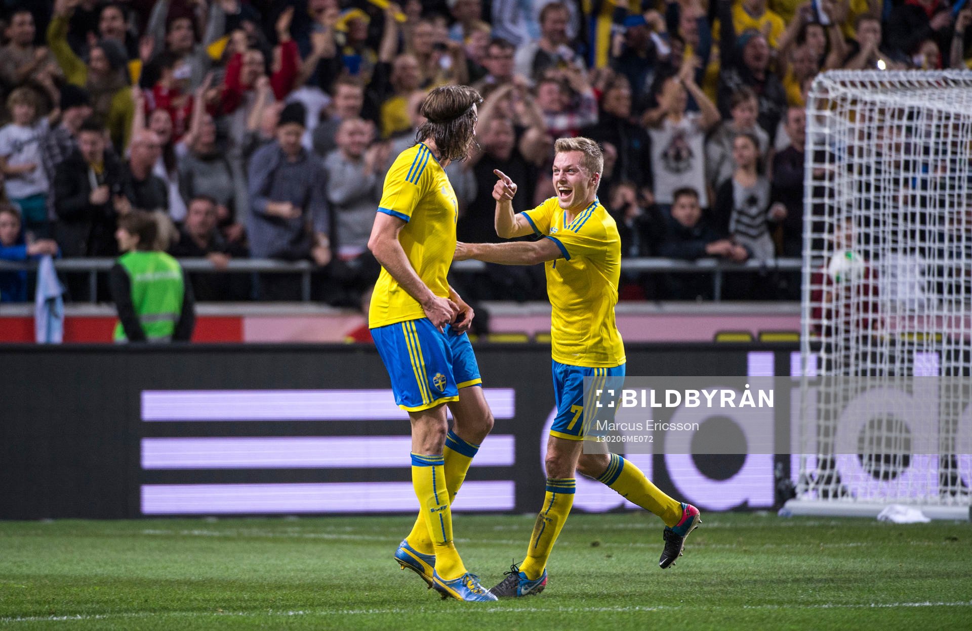 Jonas Olsson och Sebastian Larsson jublar tillsammans