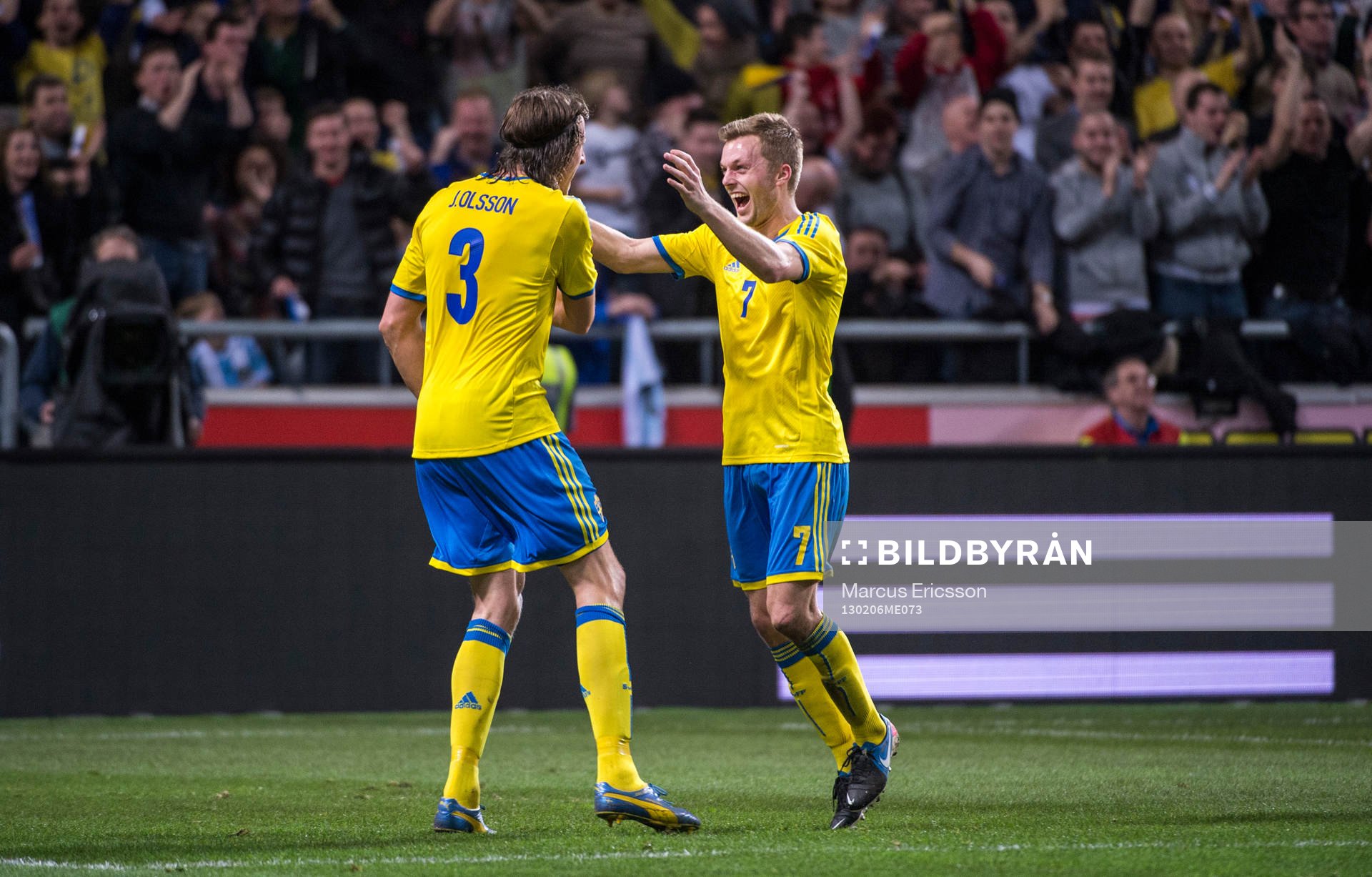 Jonas Olsson och Sebastian Larsson jublar tillsammans