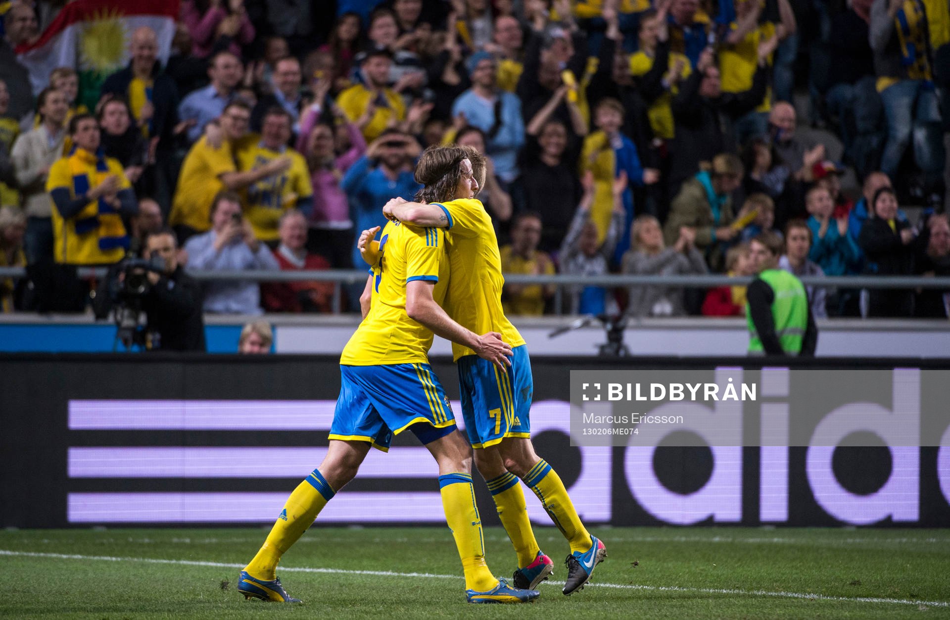 Jonas Olsson och Sebastian Larsson jublar tillsammans