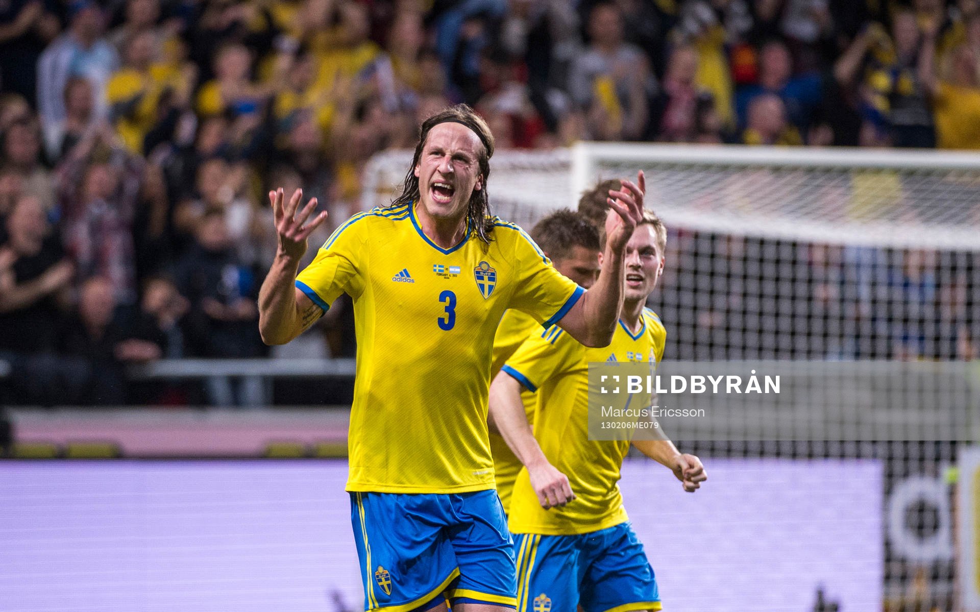Jonas Olsson jublar mot publiken
