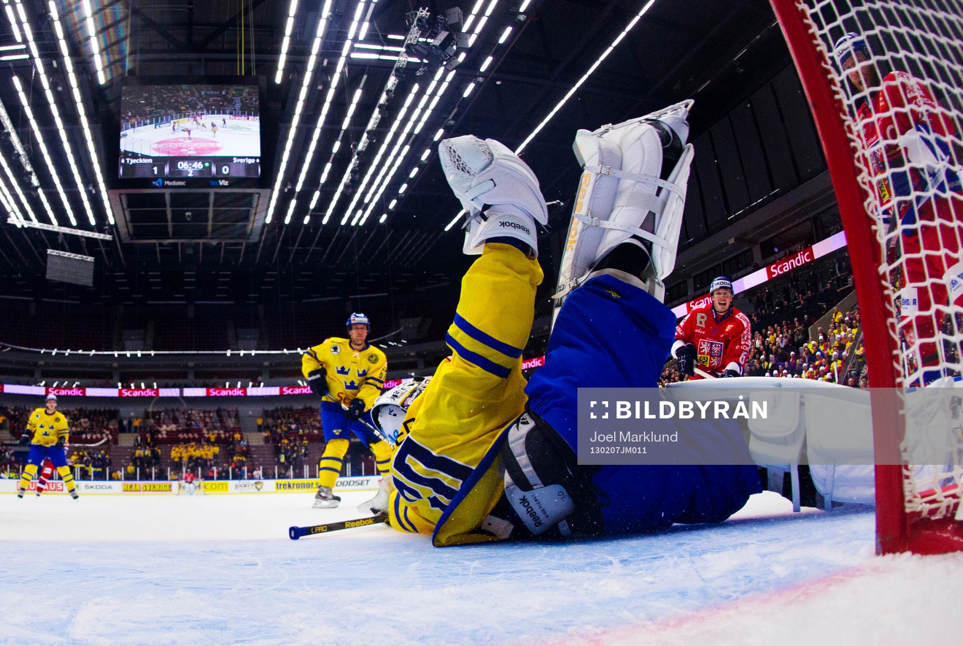 Joacim Eriksson, målvakt, Sverige, slänger sig och