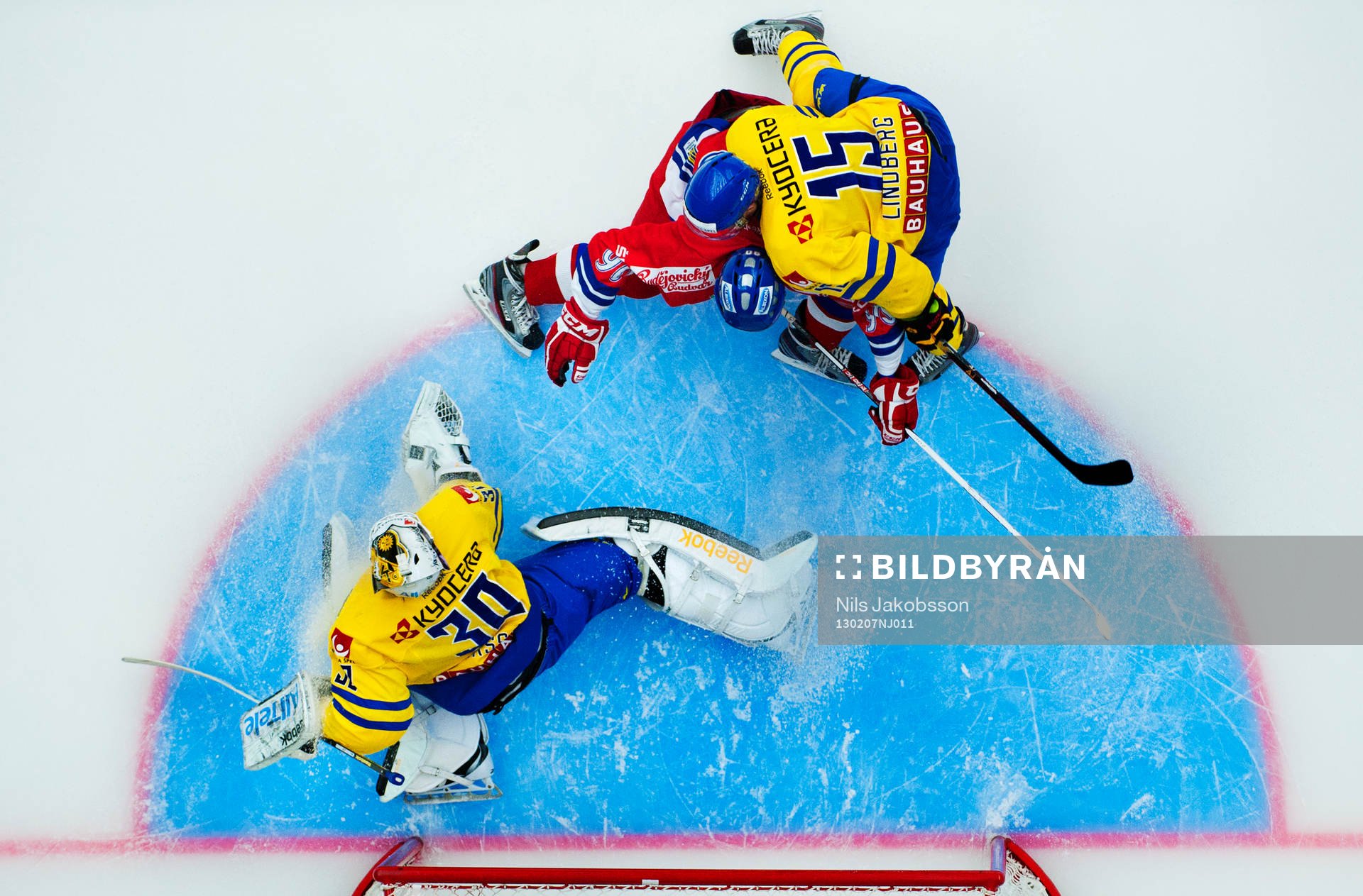 Joacim Eriksson, målvakt, och Oscar Lindberg, Sverige, ser