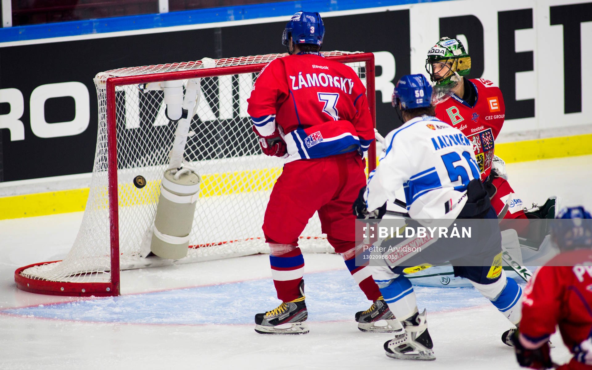 Alexander Salak, målvakt, Tjeckien, ser pucken gå i mål