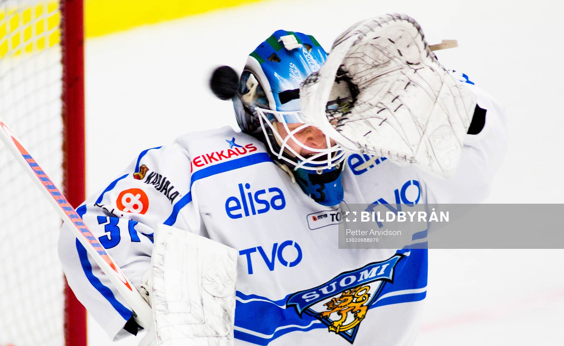 Juha Matsola, målvakt, Finland, räddar skott med hjälmen