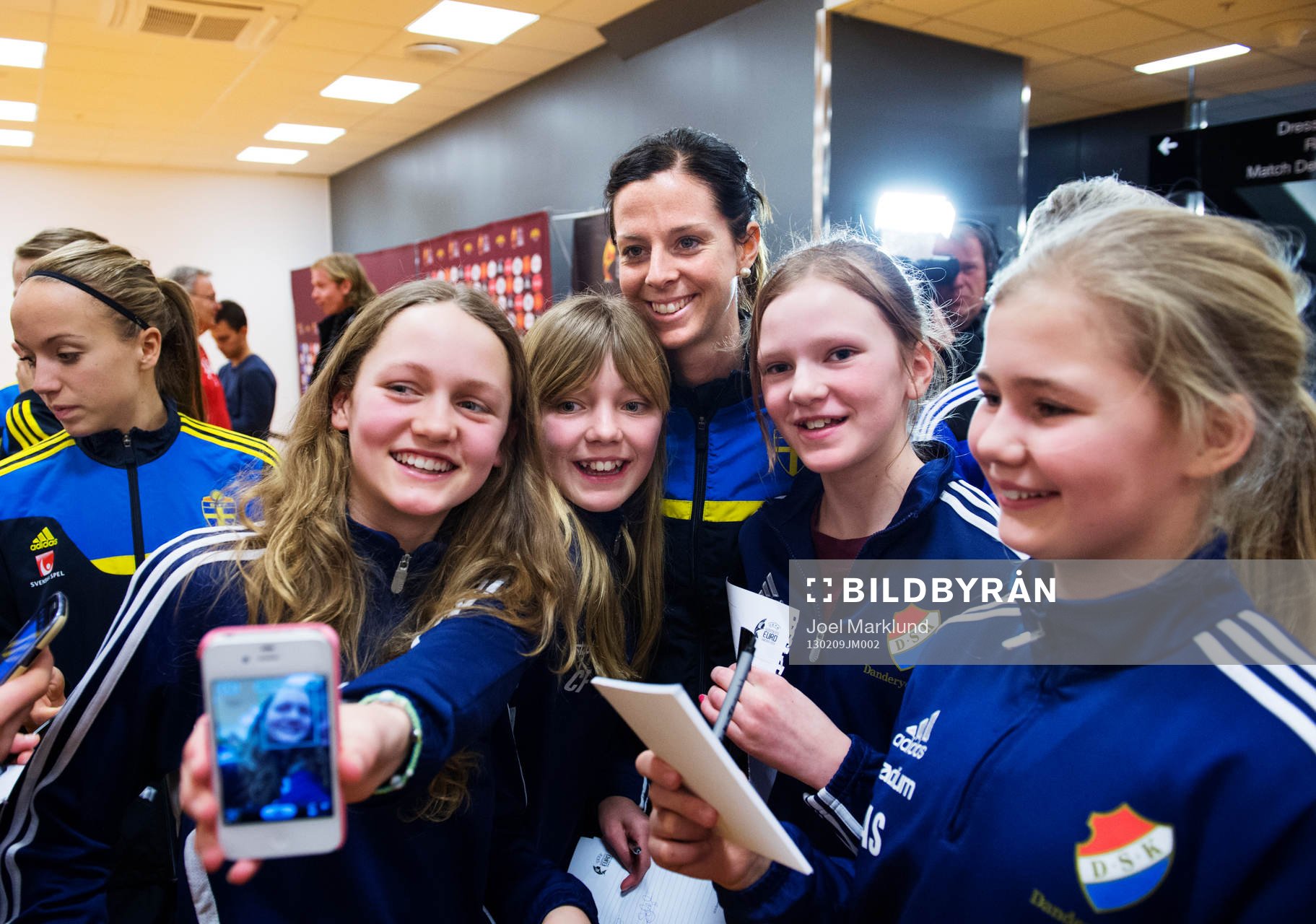 Fotboll, Damfotbollslandslaget tränar på Friends Arena: Lotta Schelin blir fotograferad tillsammans med flickspelare från Danderyd.