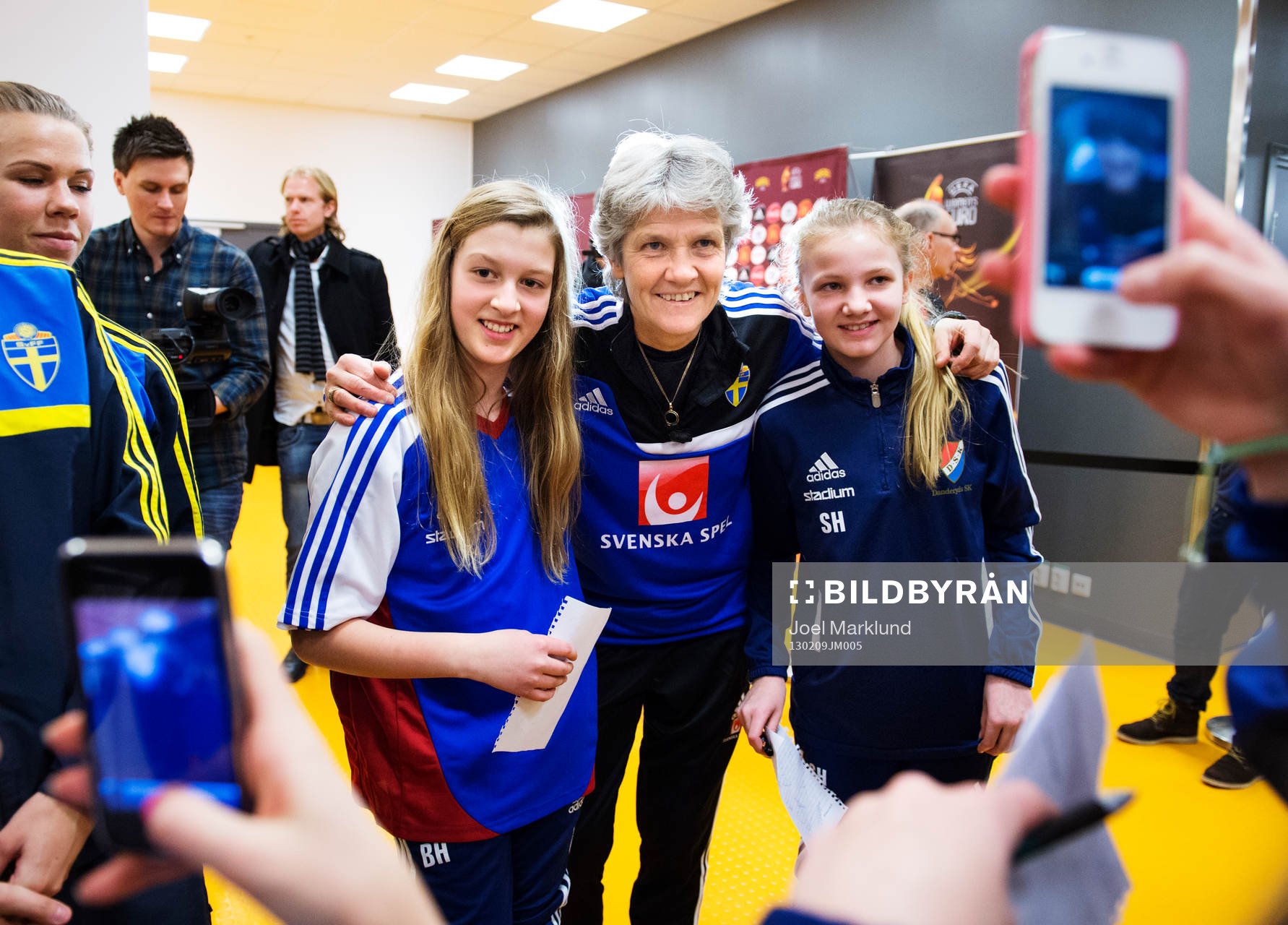 Pia Sundhage, förbundskapten, blir fotograferad