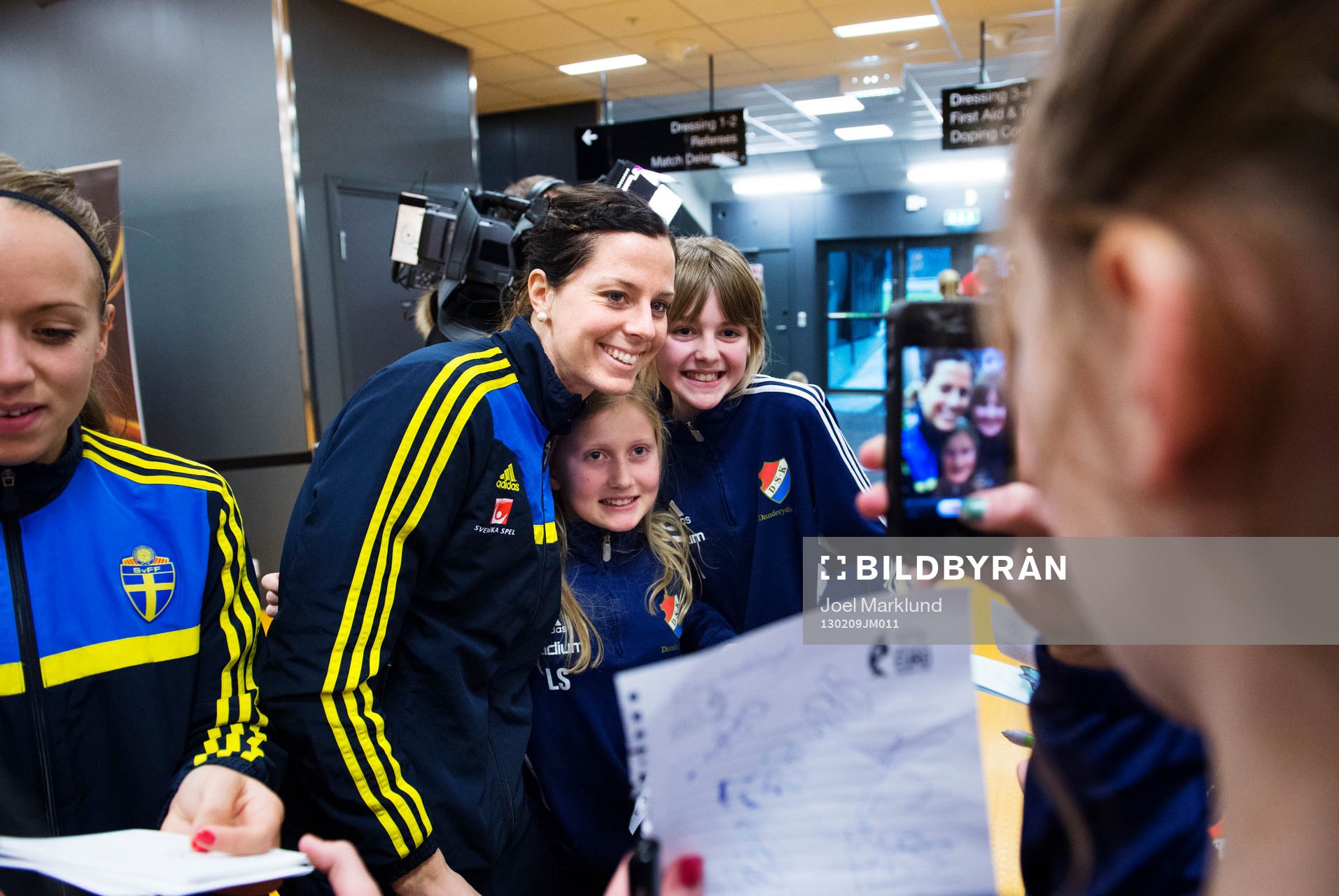Fotboll, Damfotbollslandslaget tränar på Friends Arena: Lotta Schelin blir fotograferad tillsammans med flickspelare från Danderyd.