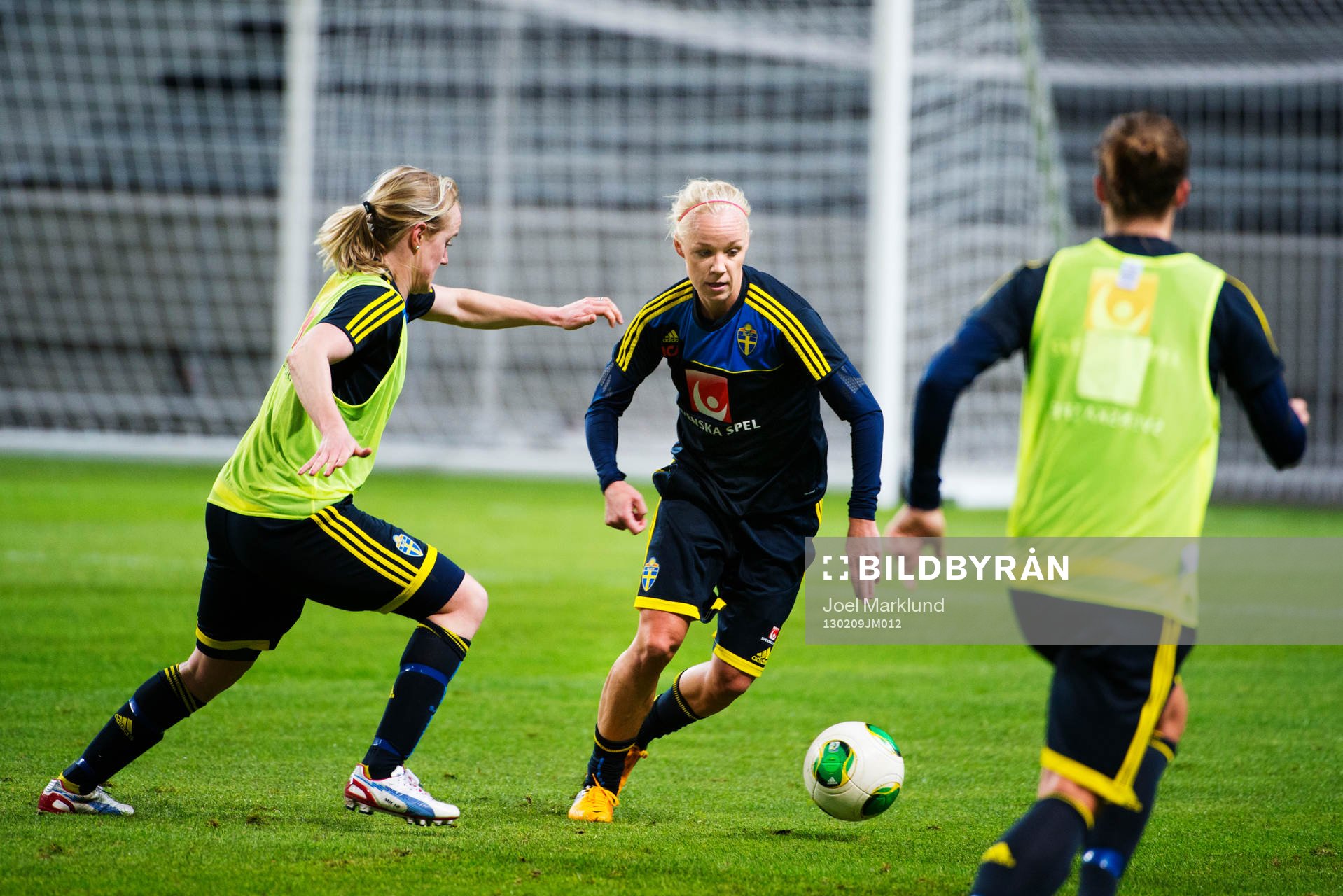 Caroline Seger dribblar