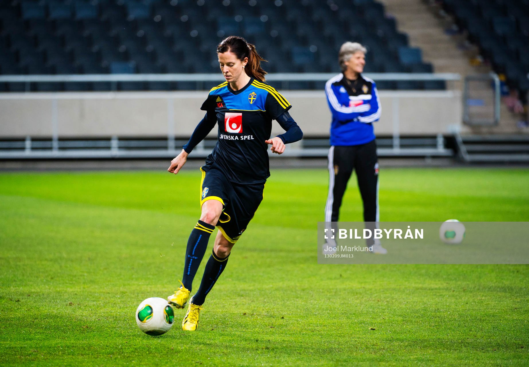 Lotta Schelin dribblar