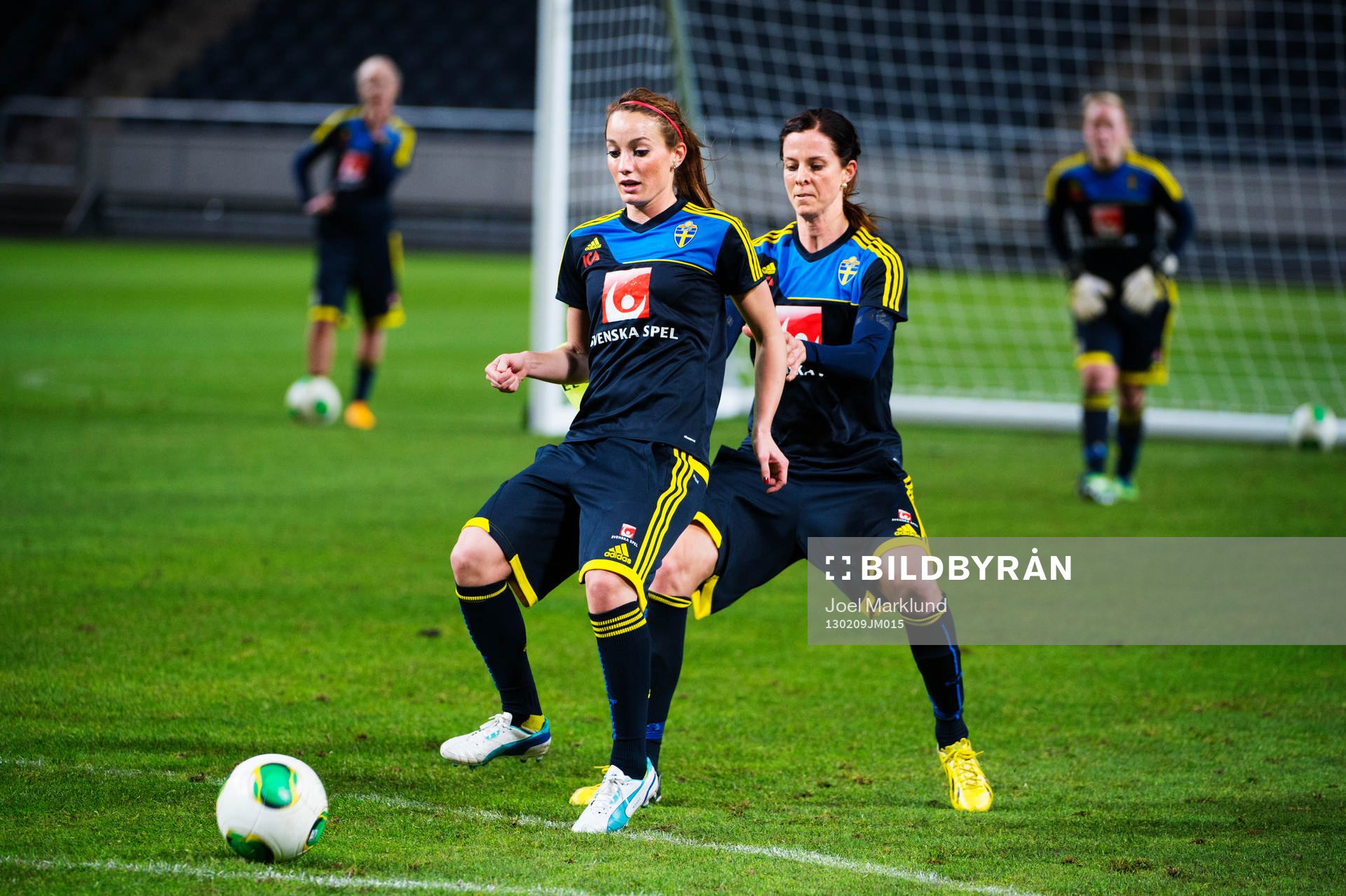 Fotboll, Damfotbollslandslaget tränar på Friends Arena: Kosovare Asllani och Lotta Schelin.