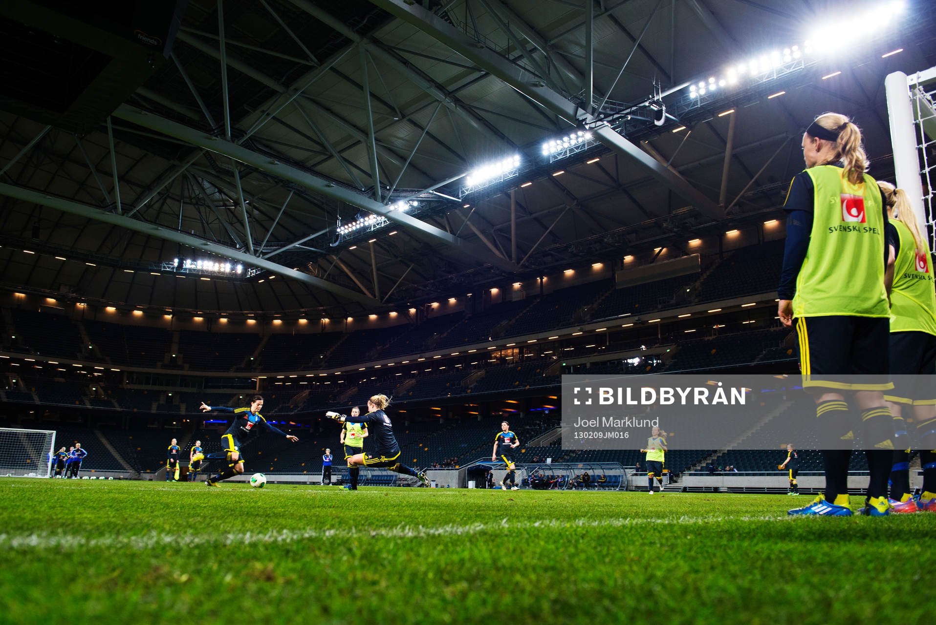 Fotboll, Damfotbollslandslaget tränar på Friends Arena: Lotta Schelin utmanar målvakten.
