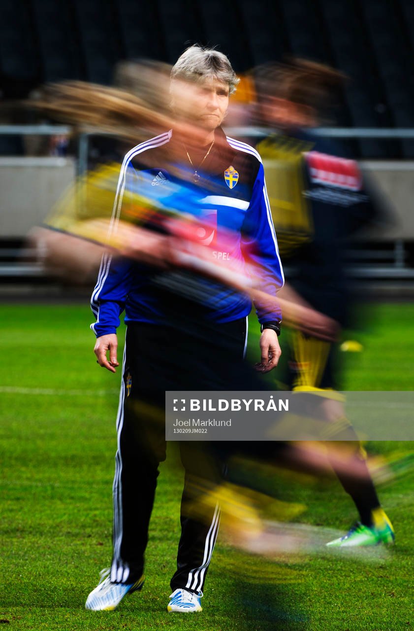 Spelare passerar Pia Sundhage, förbundskapten