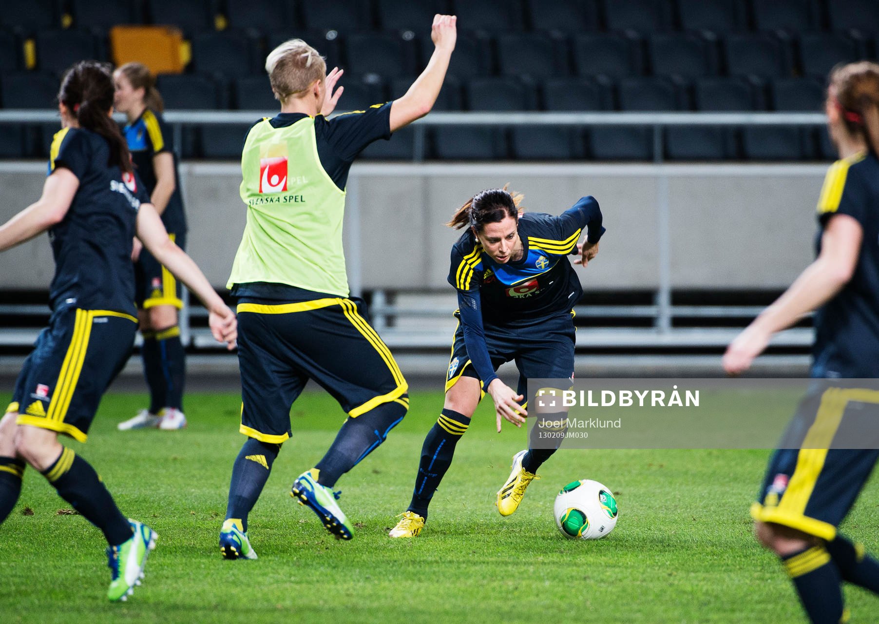 Lotta Schelin dribblar