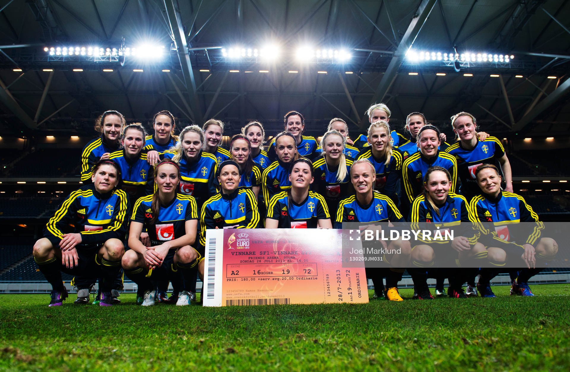 Fotboll, Damfotbollslandslaget tränar på Friends Arena: Damlandslaget poserar med biljetten för finalen på Friends Arena.