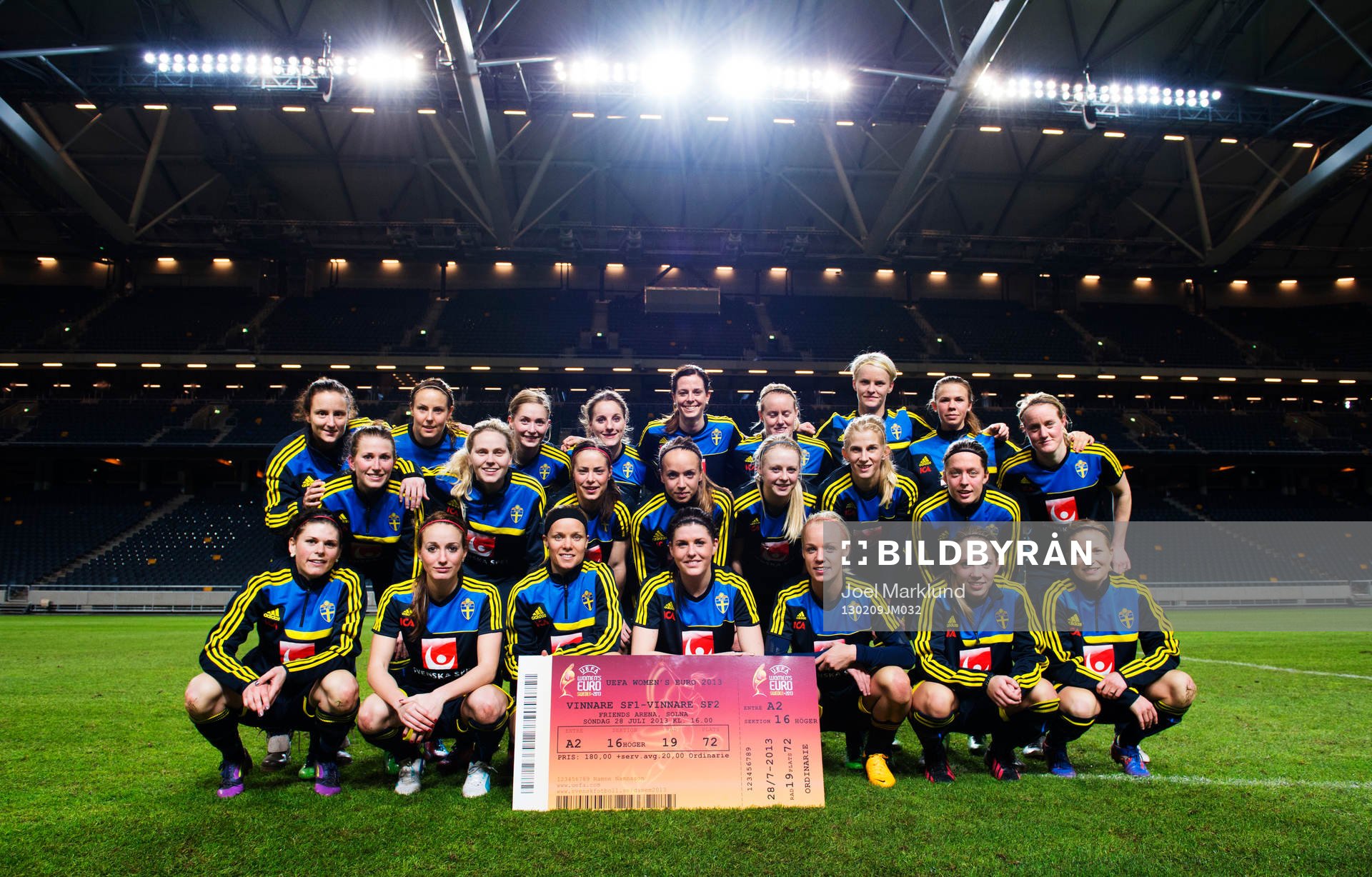Fotboll, Damfotbollslandslaget tränar på Friends Arena: Damlandslaget poserar med biljetten för finalen på Friends Arena.