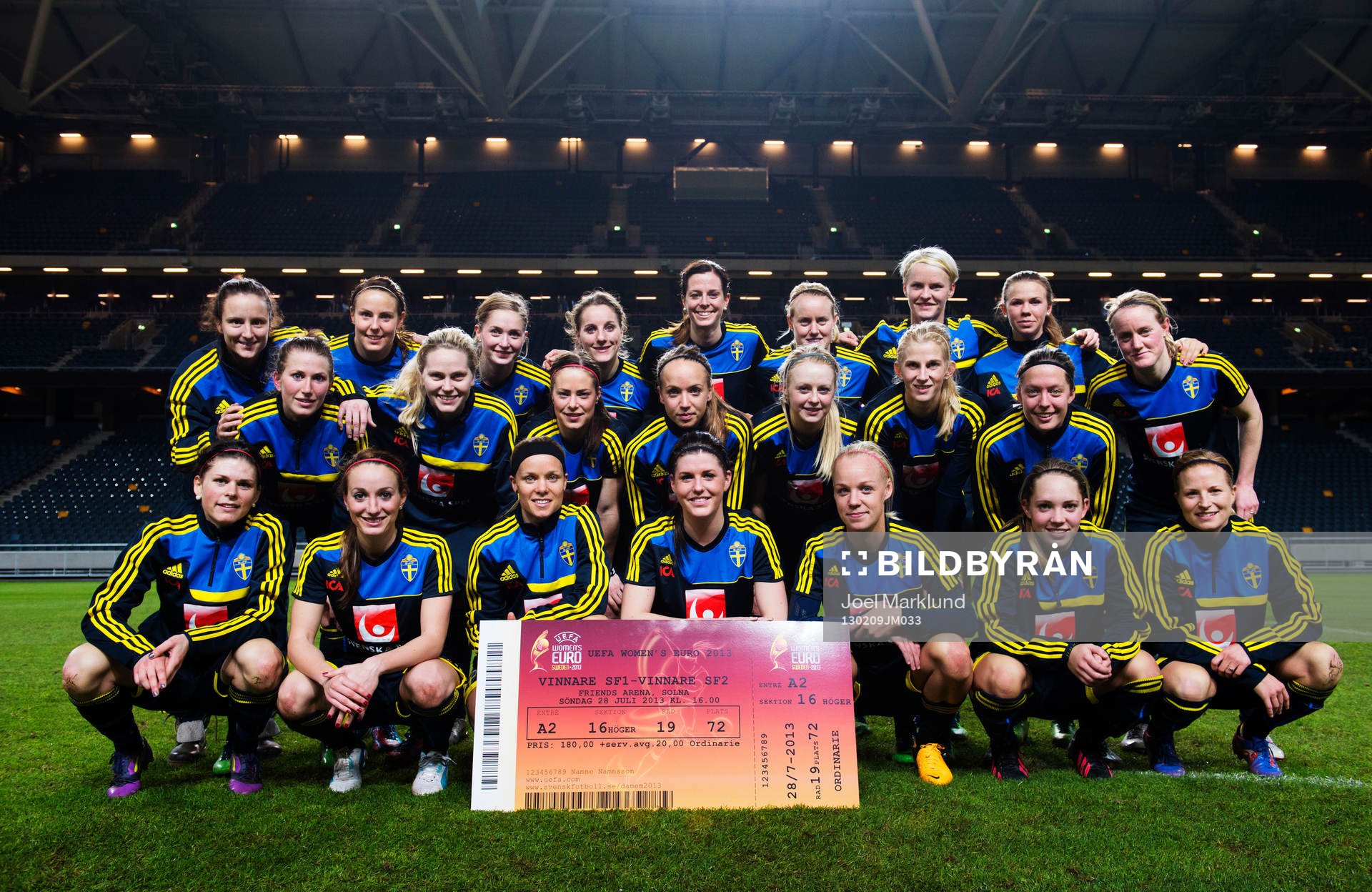 Damlandslaget poserar med biljetten för finalen på
