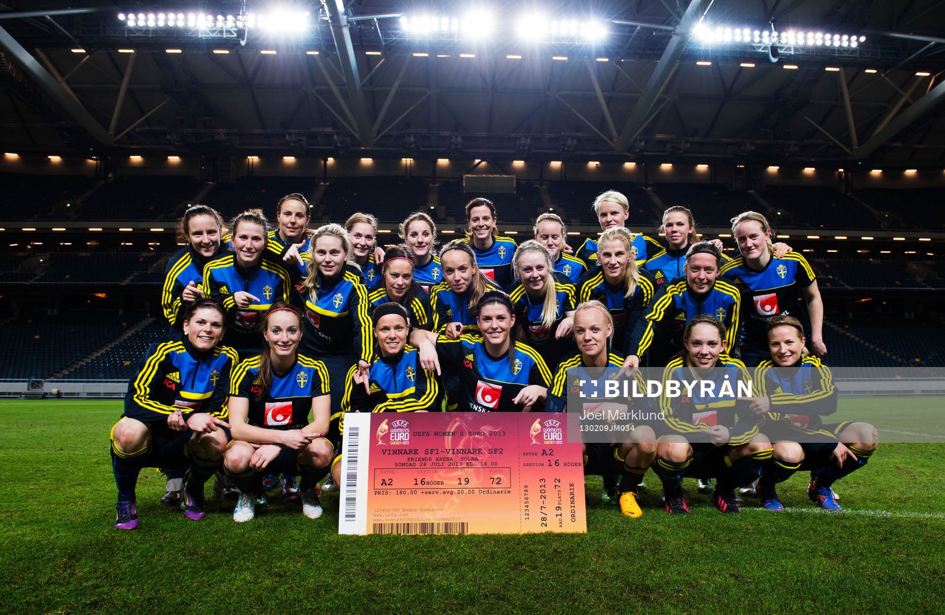 Fotboll, Damfotbollslandslaget tränar på Friends Arena: Damlandslaget poserar med biljetten för finalen på Friends Arena.