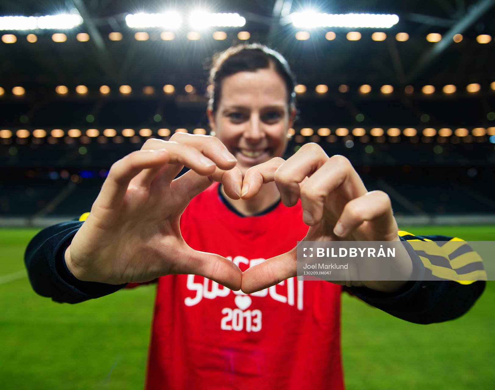 Lotta Schelin håller händerna i form av ett hjärta för