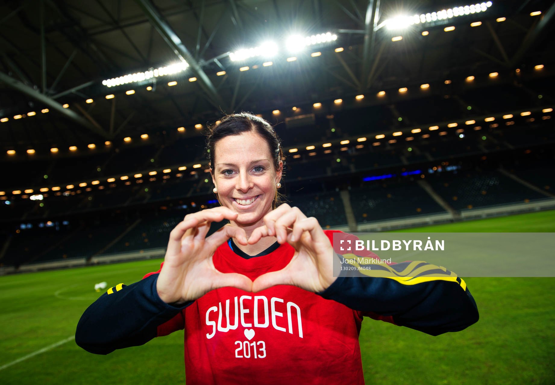 Lotta Schelin håller händerna i form av ett hjärta för