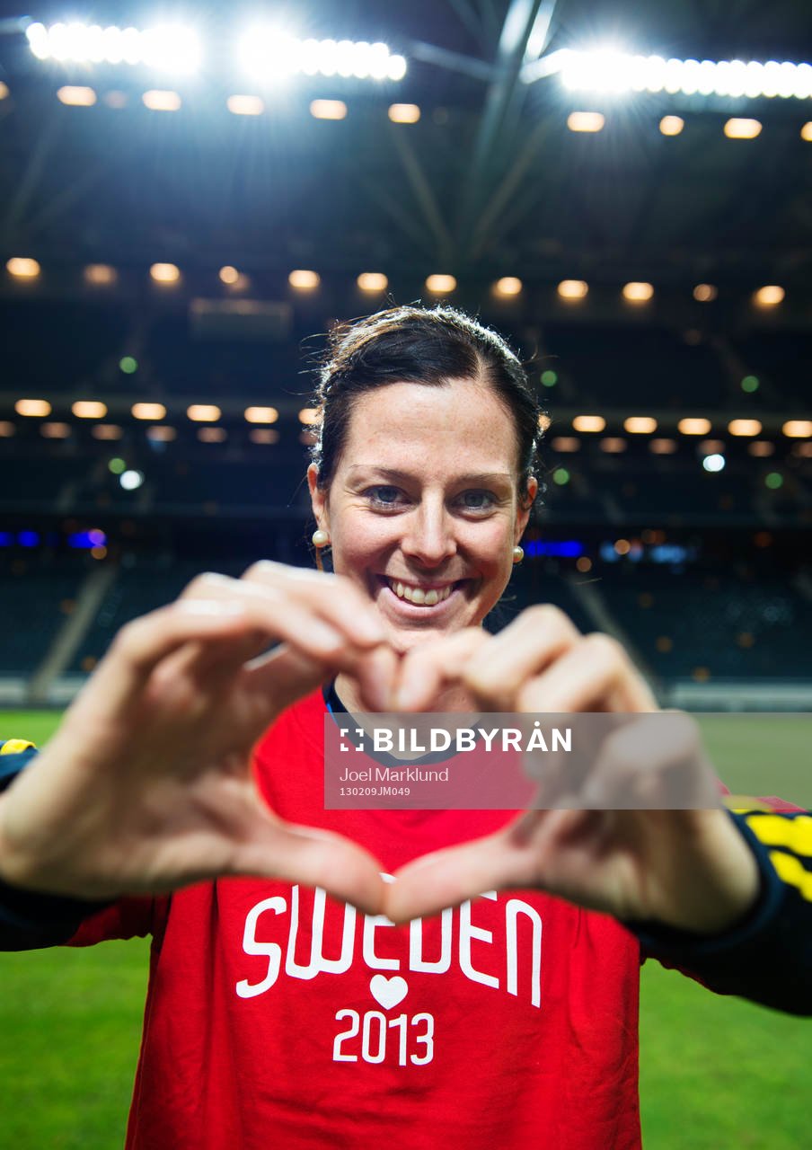 Lotta Schelin håller händerna i form av ett hjärta för
