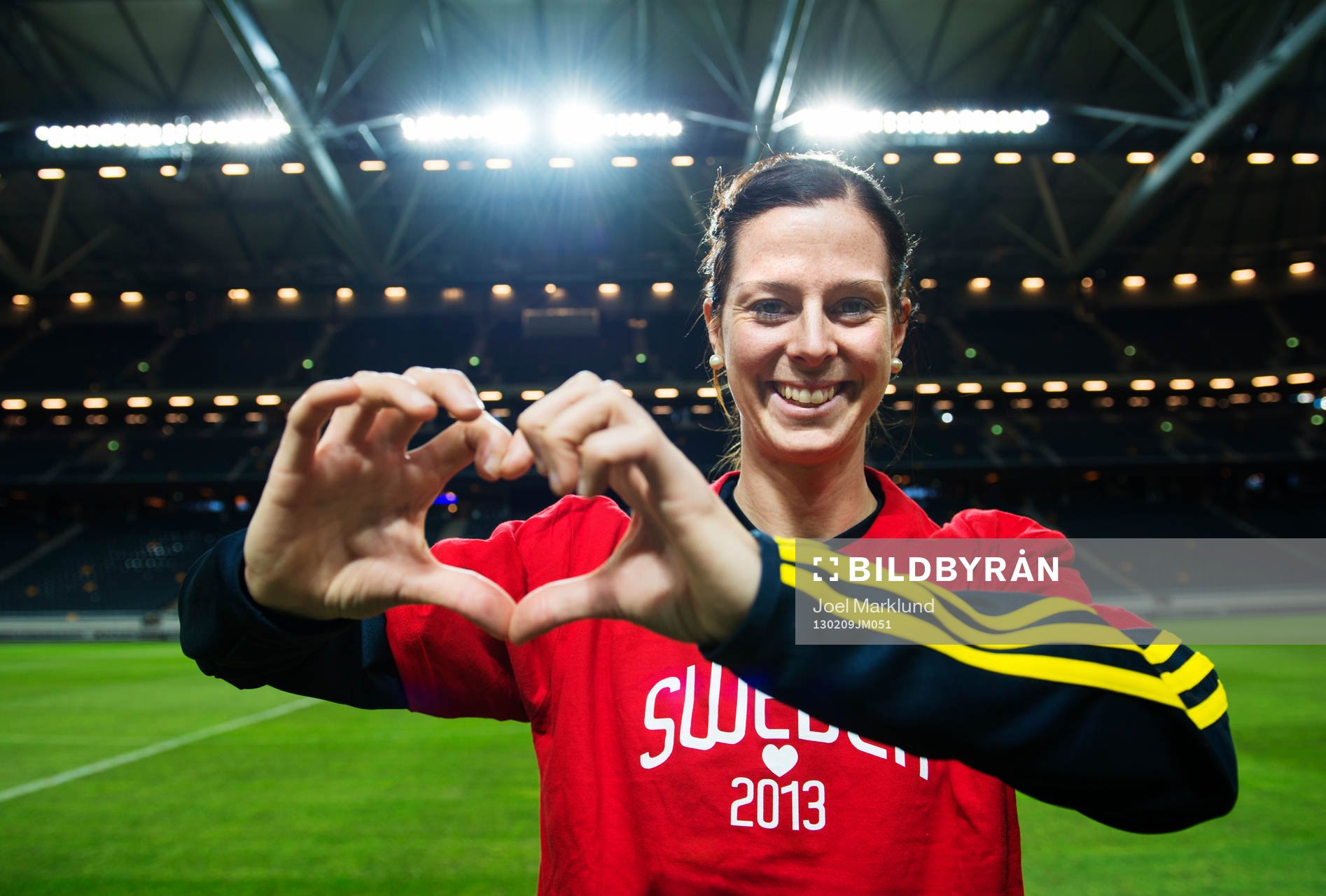 Lotta Schelin håller händerna i form av ett hjärta för