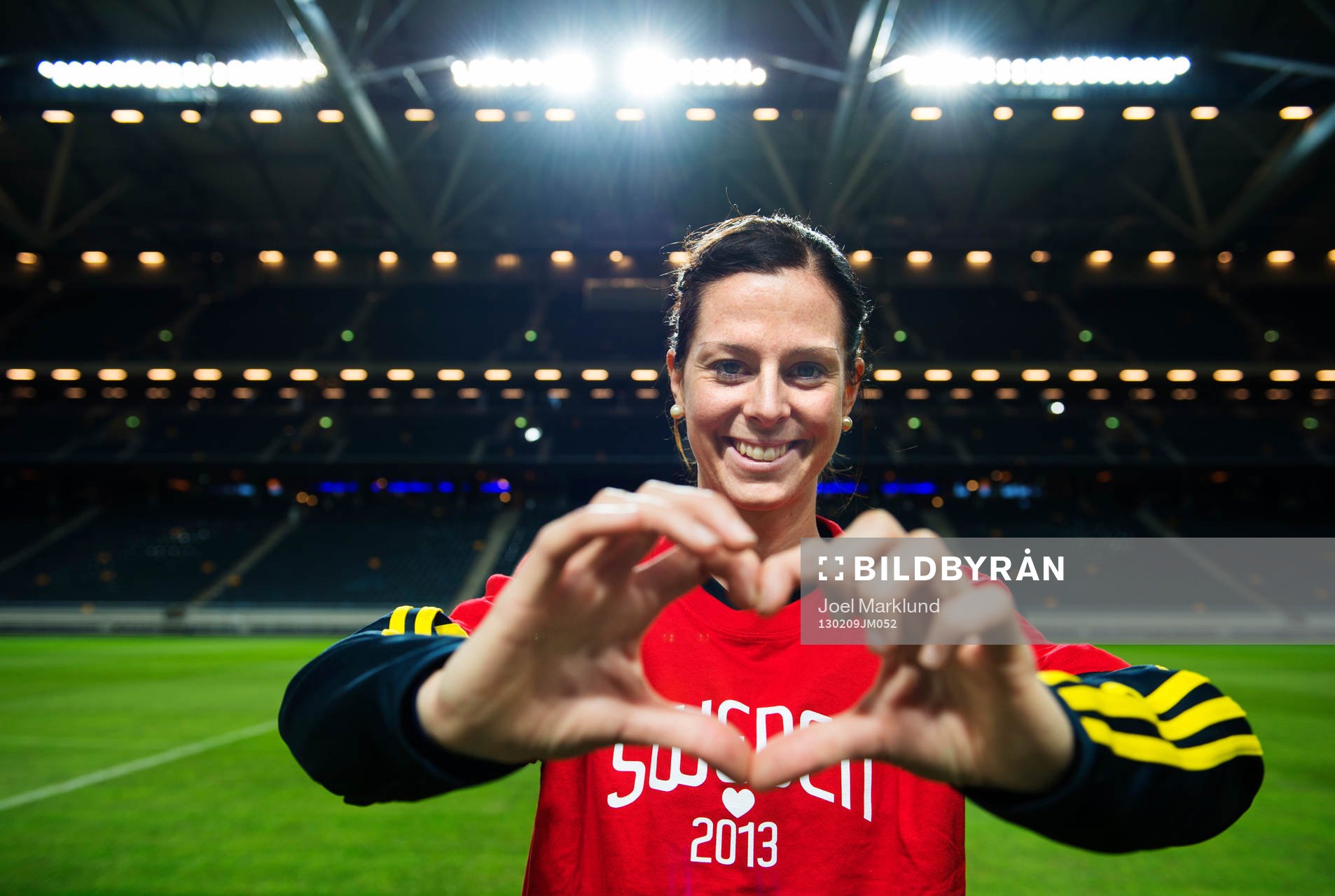 Lotta Schelin håller händerna i form av ett hjärta för
