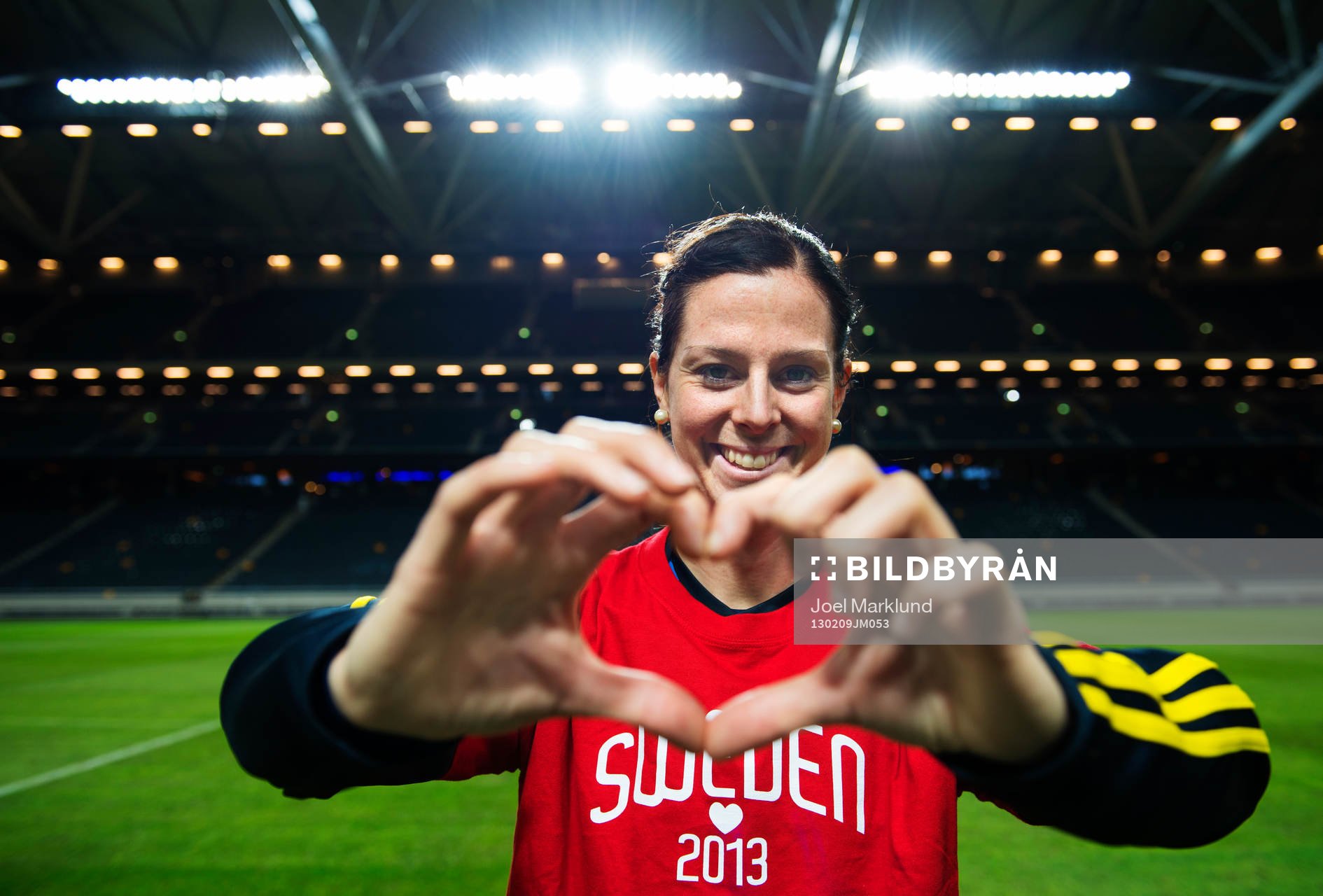 Lotta Schelin håller händerna i form av ett hjärta för