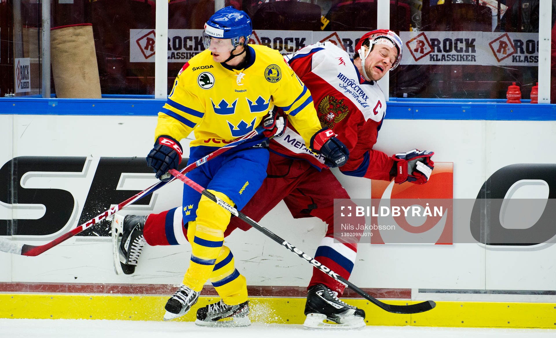 Simon Hjalmarsson, Sverige, tacklar Ilya Nikulin, Ryssland