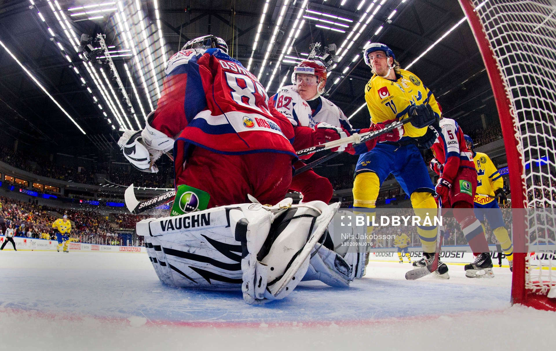 Jonas Andersson, Sverige, knuffas framför mål med Evgeni