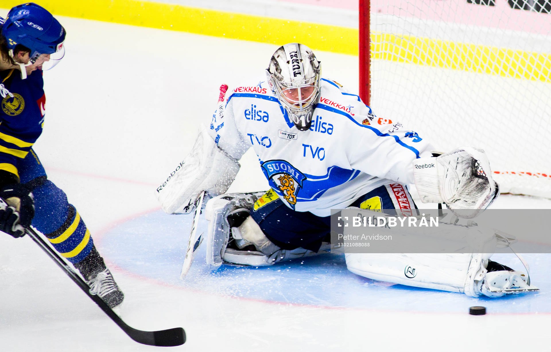 Jonas Andersson, Sverige, får ett jätte läge men pucken