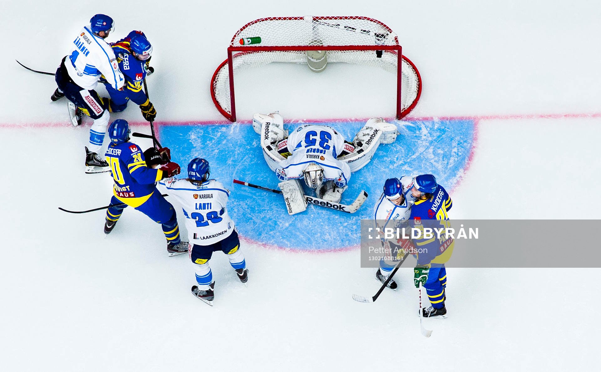 Atte Engren, målvakt, Finland, lägger beslag på pucken