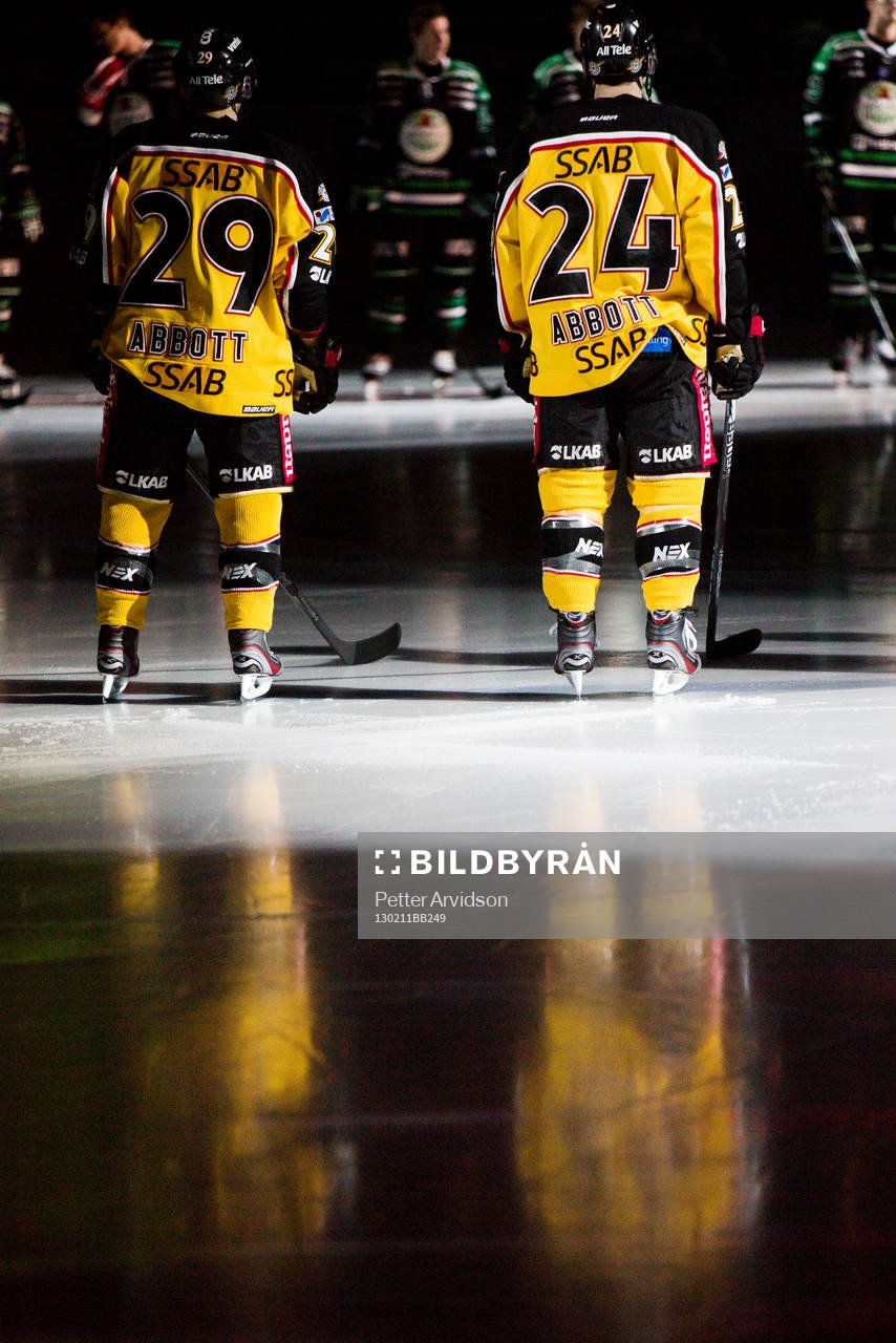 Luleå på isen innan matchstart. Tvillingarna, Cam Abbott,