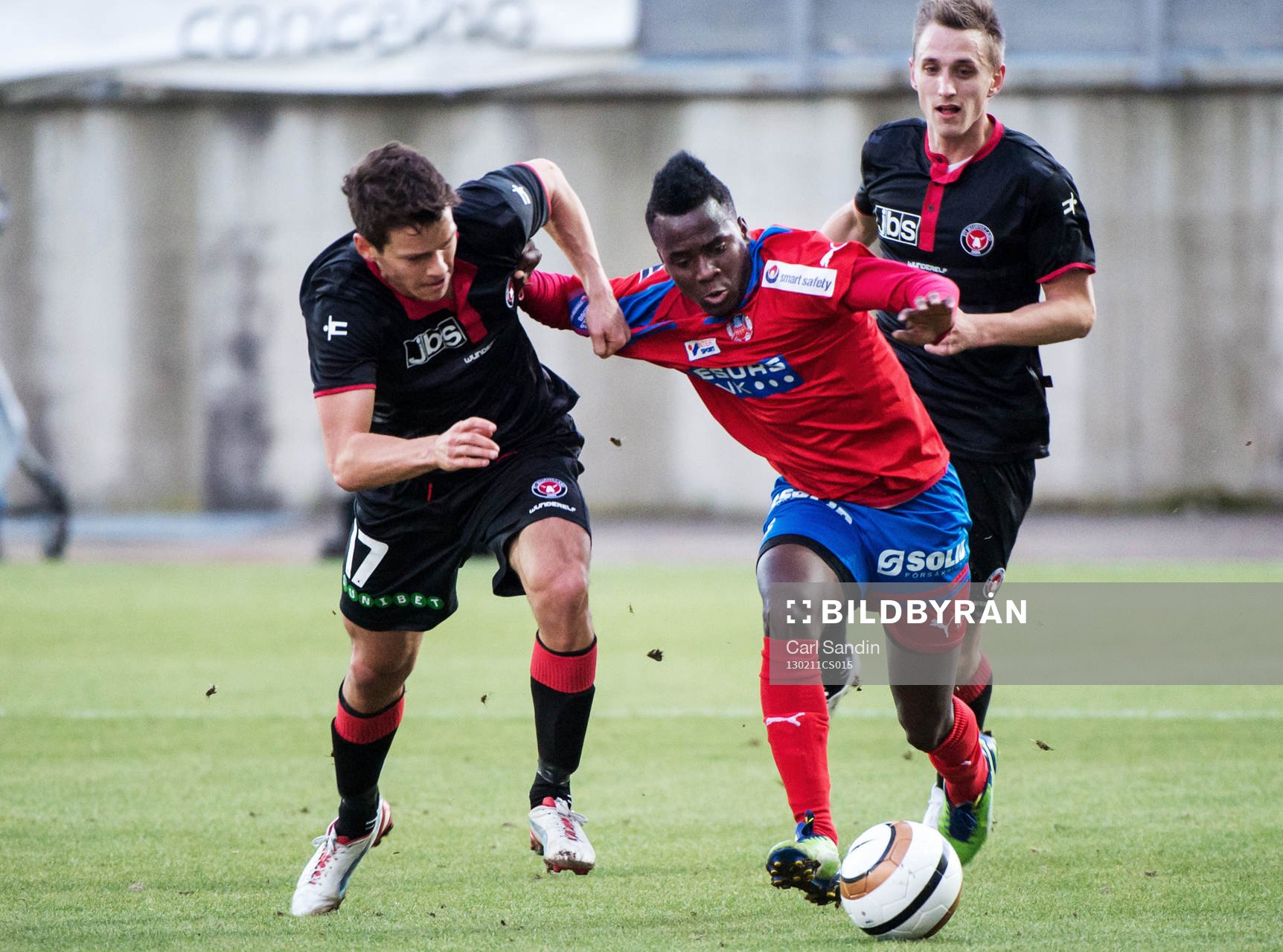 Kamp mellan Mads Albaek, FC Middtjylland, och David Accam,