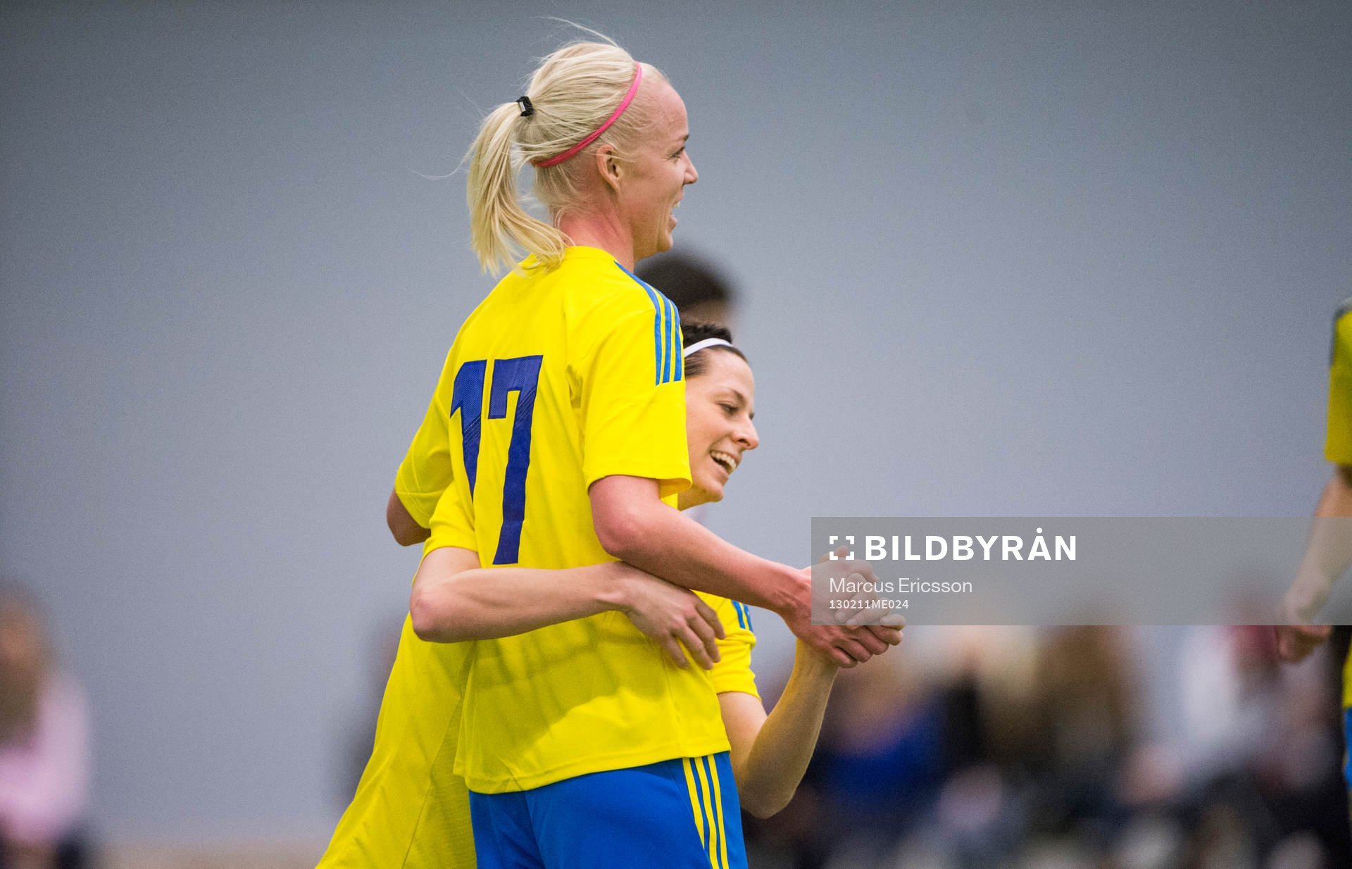 Fotboll, Träningsmatch, Dam, Sverige - Stockholm FA Boys Team: Caroline Seger och Lotta Schelin jublar