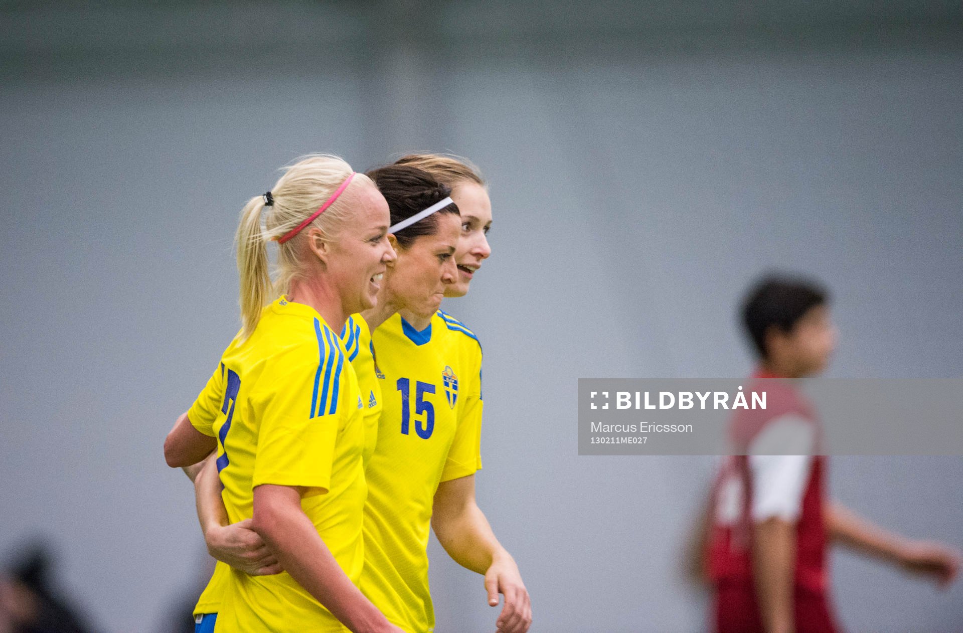 Fotboll, Träningsmatch, Dam, Sverige - Stockholm FA Boys Team: Jubel i Sverige. Caroline Seger och Lotta Schelin.